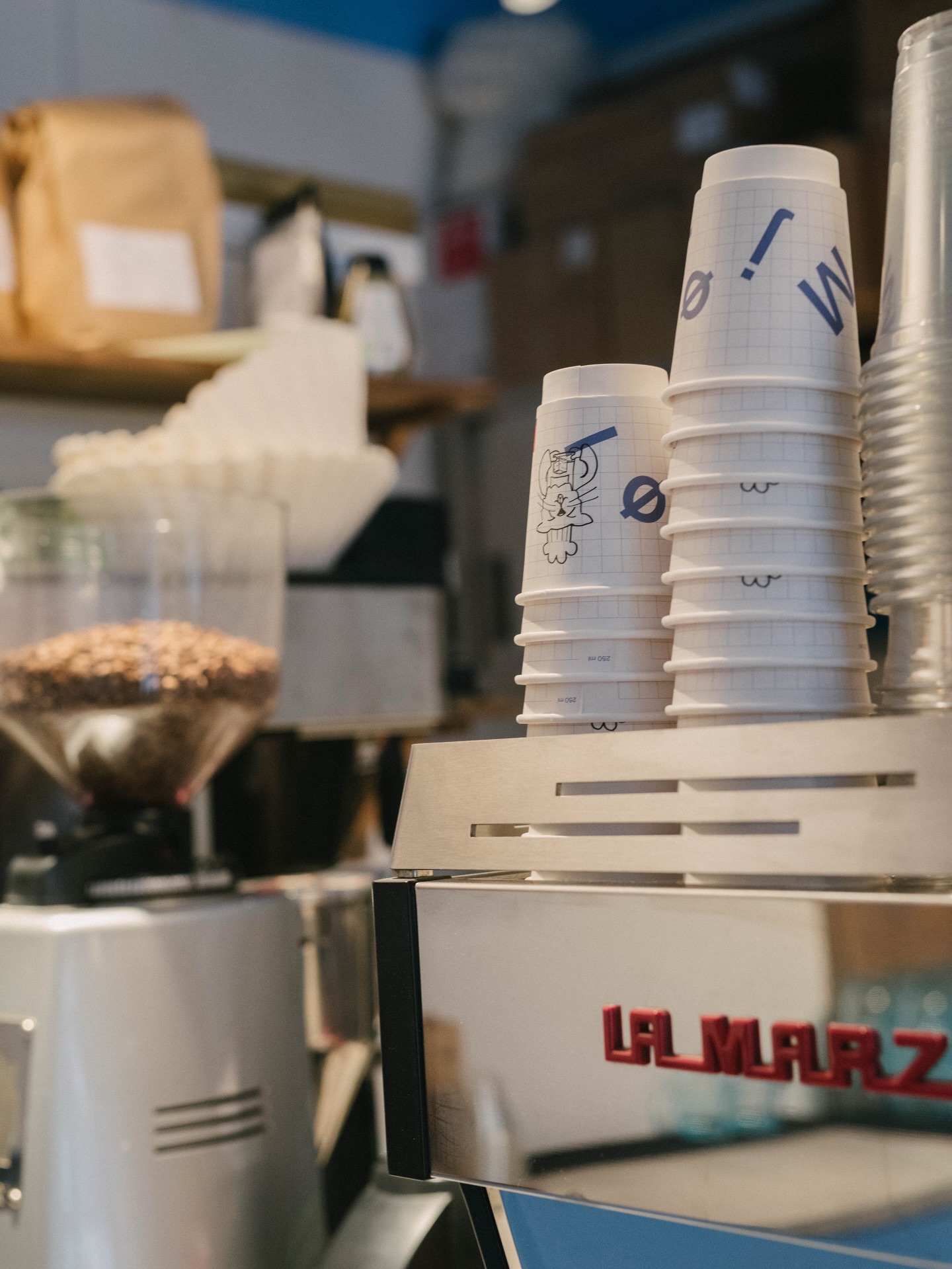 @mjolbakeri har nylig åpnet dørene til sitt nye bakeri på Tøyen torg, gratulerer så mye! I tillegg til deilig bakst serverer de også deilig kaffe! I det nydelige lokalet finner vi en herlig Linea PB i polert stål fra La Marzocco ☕️
I kjent stil har Mjøl de herligste bakevarene å tilby; pistasjknuter, morning bun, kanelknuter og ikke minst deres gode utvalg i brød! På deres nye bakeri kan du også, sammen med ditt brød, ta med deg godsaker fra deres lille deli-hjørne hvor du finner alt fra tin fish fra @fangst.nordic til digge sauser fra @kyrreskrutt.
Nyt en herlig kopp kaffe, bakst og vårsola hos Mjøl Tøyen i koselige omgivelser ✨