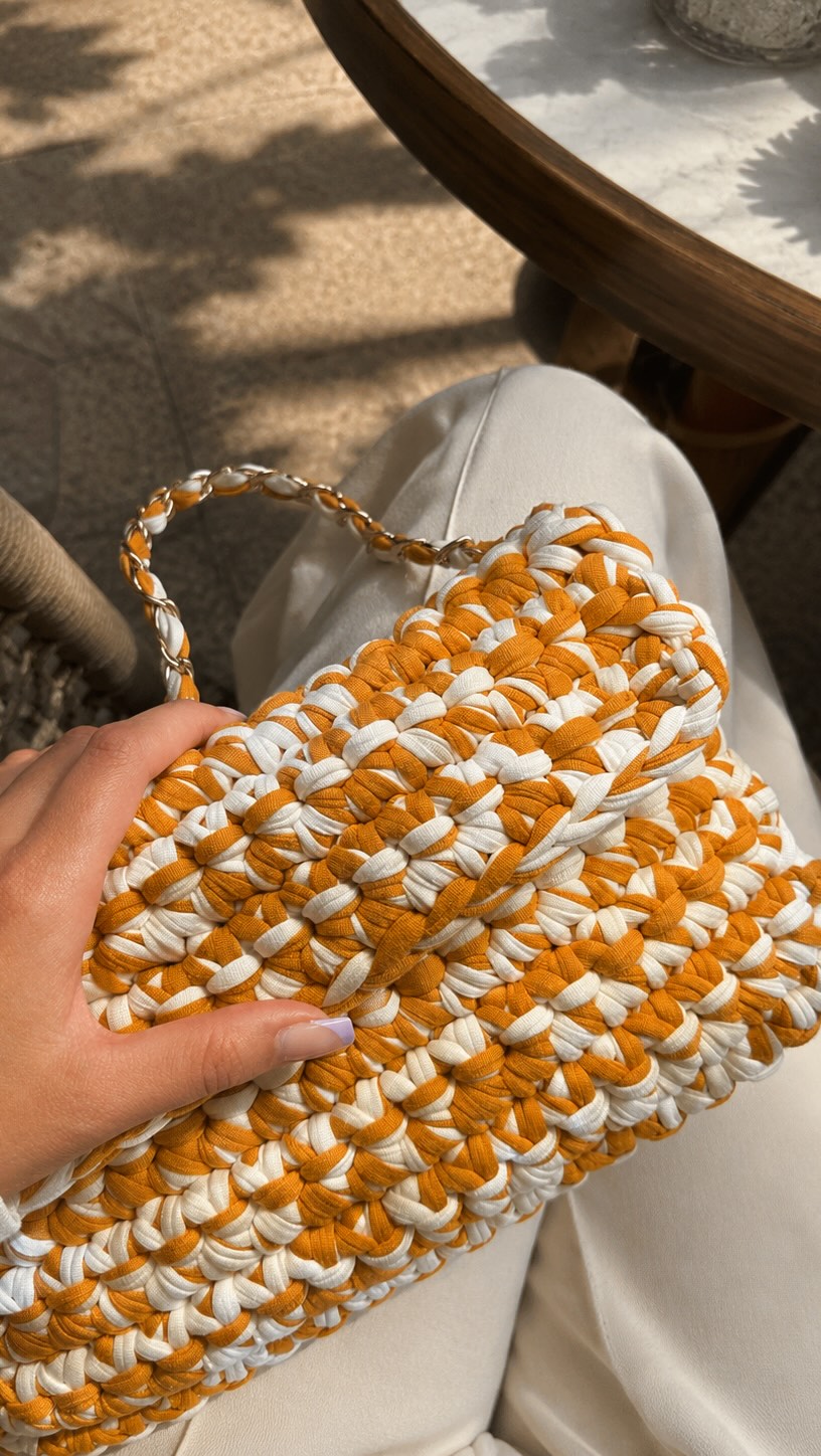 ✨ Fatta interamente a mano, intrecciata dettaglio dopo dettaglio.
Ogni borsa può essere personalizzata come vuoi tu:
• nei colori
• nella grandezza
• a tracolla o a spalla
Per creare un pezzo unico, pensato davvero per te 🤍
📦 Spedizioni in tutta Italia
📩 Scrivici in DM per personalizzarla.