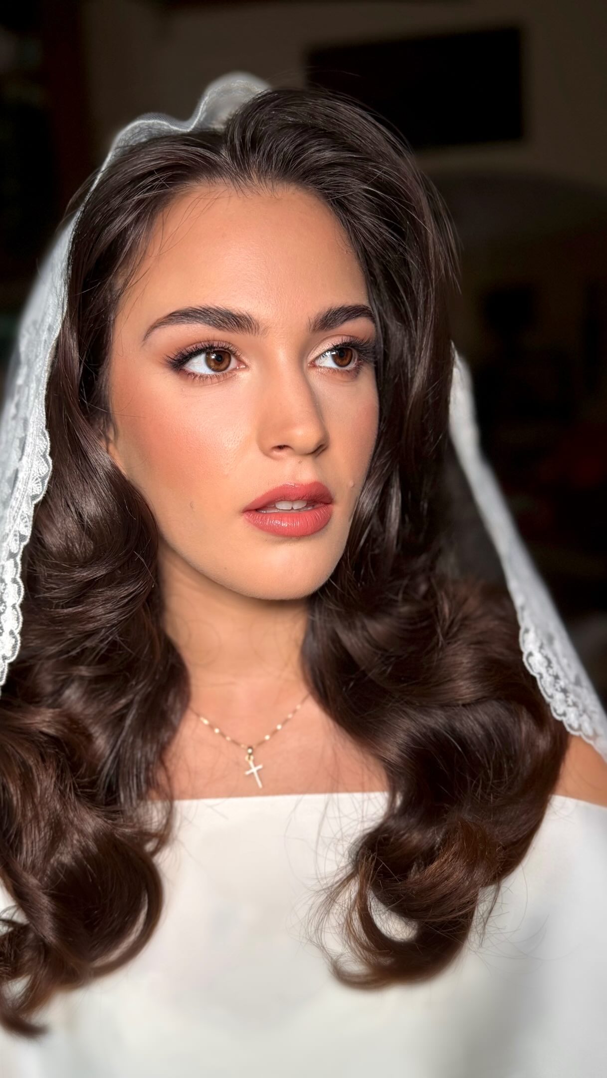 Bridal artistry defined by timeless elegance and modern restraint.
Soft, refined skin. Hair with natural movement and effortless structure. Every detail executed with precision and intention.
A look created for a wedding in Tuscany—where light, beauty, and emotion exist in perfect balance.
Timeless bridal beauty, designed to outlast every trend.
#WeddingInTuscany #TuscanyBride #DestinationWedding #BridalHairAndMakeup #LuxuryBridalArtist
In collaboration with @krini_photography @artprojektas_ana.stockune @gjineshh @_uta_studio_
Products used by:
@charlottetilbury @delilahcosmetics @yves_saint_laurent.cosmetics @nyxcosmetics