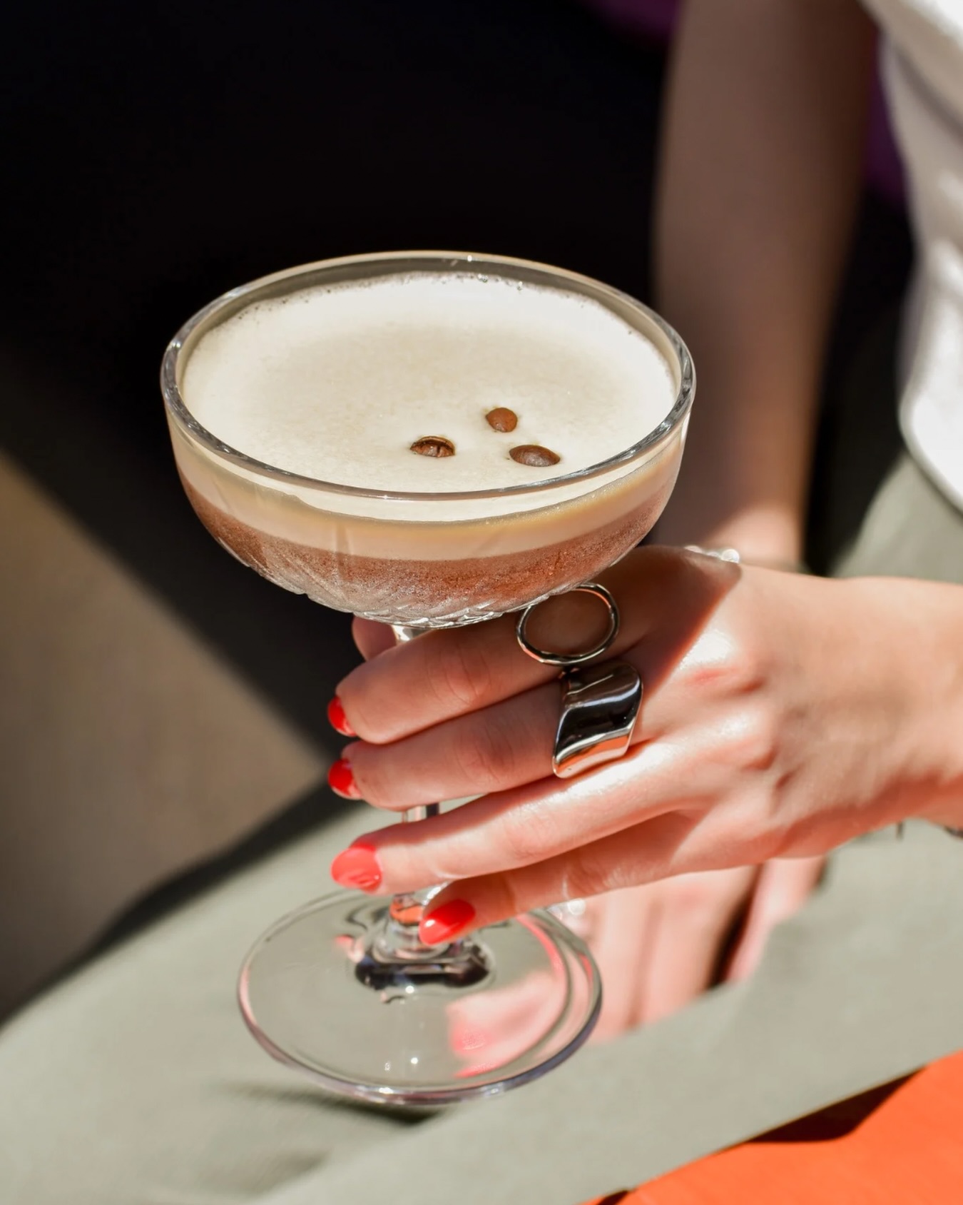 Espresso Martini.🤎
Vodka, espresso & coffee liqueur blended into the perfect evening sip. Smooth, bold and made for unforgettable moments at 3 Wise Monkeys.🙈
#3wisemonkeys#restaurant#bar#assos#kefalonia