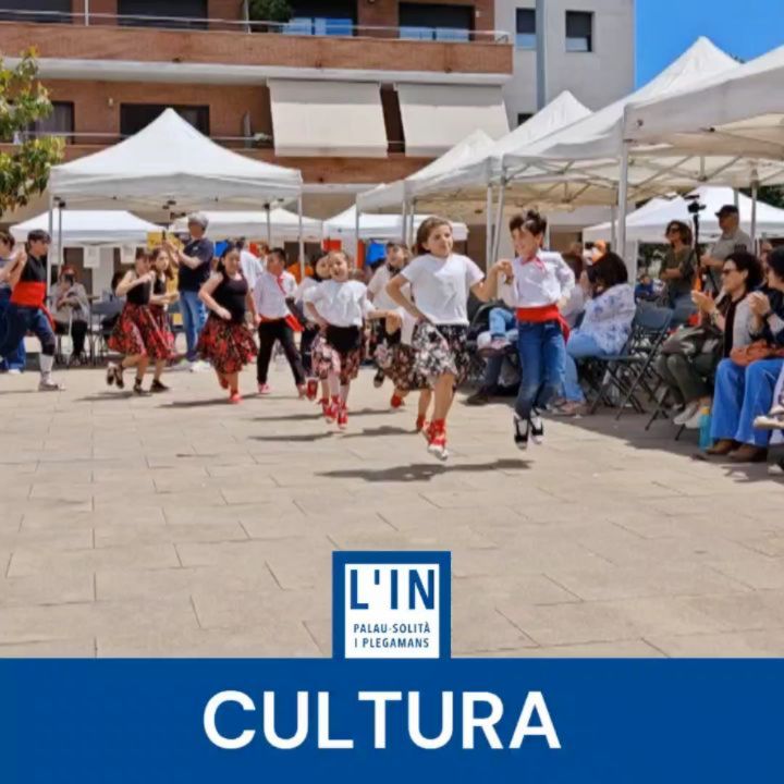 SANT ISIDRE. Palau-solità i Plegamans ha viscut avui una jornada històrica. La Colla de Ball de Gitanes ha aprofitat la ballada de la festa de Sant Isidre per celebrar els seus 50 anys ininterromputs d'activitat i ha protagonitzat la sortida a plaça més multitudinària mai vista al poble. Després de veure les actuacions de les escoles i de les colles petita, jove i gran, s'ha fet una crida a totes les persones del públic que han ballat algun cop amb la Colla de Ball de Gitanes de Palau-solità i Plegamans. La crida ha fet efecte i al centre de la plaça de Ca L'Estruch si han ajuntat diverses generacions de balladors i balladores, des d'avis de més de 90 anys fins a nens i nenes de tot just 4 o 5 cinc anys. El resultat ha estat una extraordinària sortida a plaça de 140 dansaires que han escenificat així un magnífic homenatge a Joan Carol Mumbrú, recentment traspassat i artífex, junt amb el també difunt Josep Perramon, de l'actual èxit de les colles a Palau-solità i Plegamans.
Un cop acabades les actuacions, acompanyades des de l'escenari per la cobla Nova Vallés, nebots, nets i fill de Joan Carol han agraït a tots els presents l'assistència i la participació en la festa. Després d'escoltar dos emotius discursos han fet una ofrena a la vídua de Joan Carol, Pepita Ventura, visiblement emocionada.
La jornada s'ha tancat amb una gran afluència de públic, més de 500 persones, que han gaudit de les sardanes, dels jocs i activitats de Cabres i Vaques i de la mostra de tractors patrocinada per @adfpalaudeplegamans
@ballgitanes.palau @cabresivaquespalau @agrupacio_palau
@coblalanovavalles
