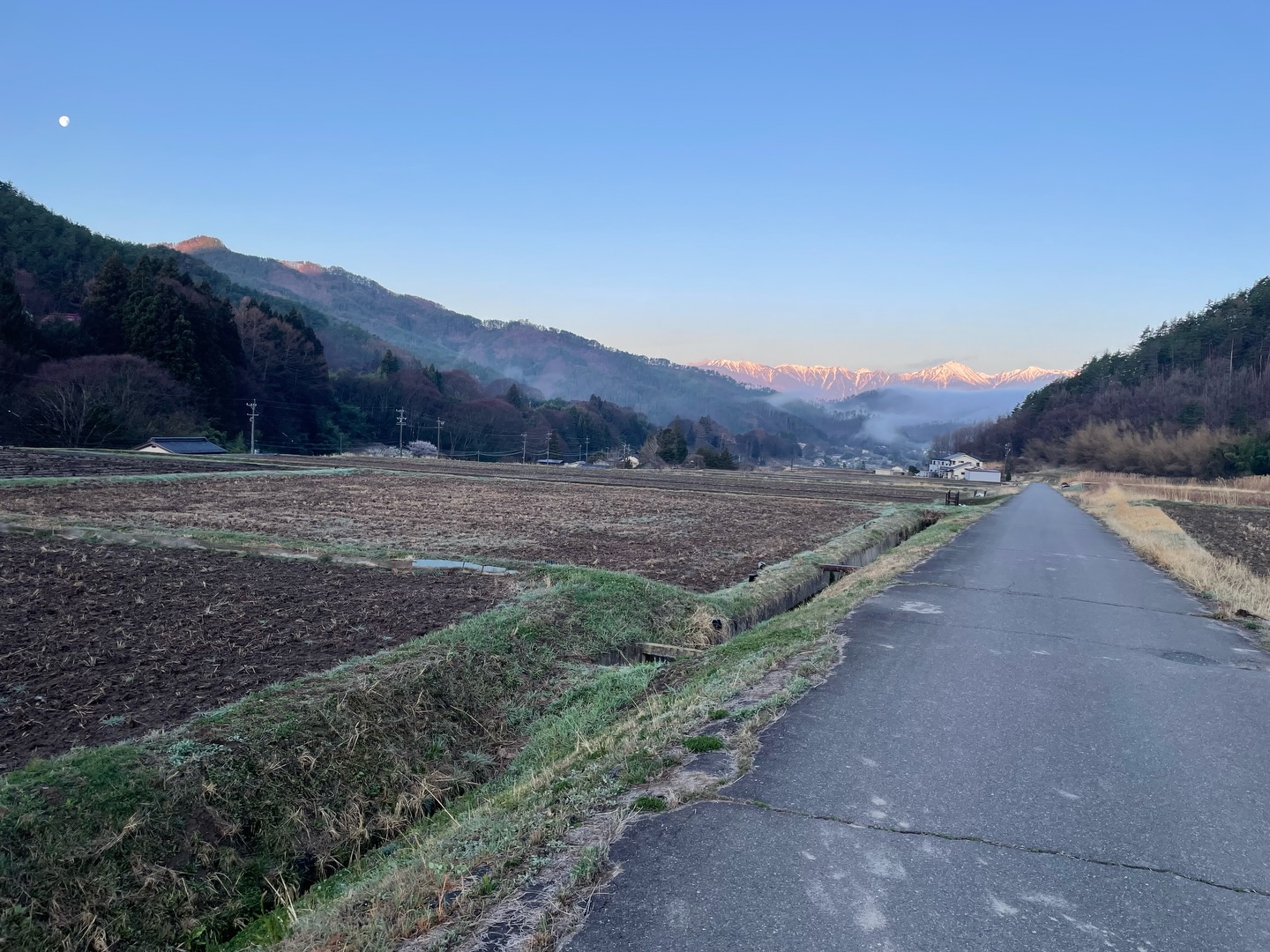 【Things I enjoy in Nagano!】
・四賀村
Shiga village (NE Matsumoto) Another day dawns as sleeping clouds stir from the valley floor and the moon bids farewell for the day
・安曇野 白鳥🦢
February in Azumino City and Bewick swans get ready to make their return journey to breeding grounds in Siberia, only 4000km to go.
・?????
Somewhere in Matsumoto… but where? Get your guesses on people. 🥸🍀
『ここはどこでしょう?』
と、クイズ形式で好きな場所の写真を送って下さった先生も🤭皆さん知っている場所があれば教えて下さい!