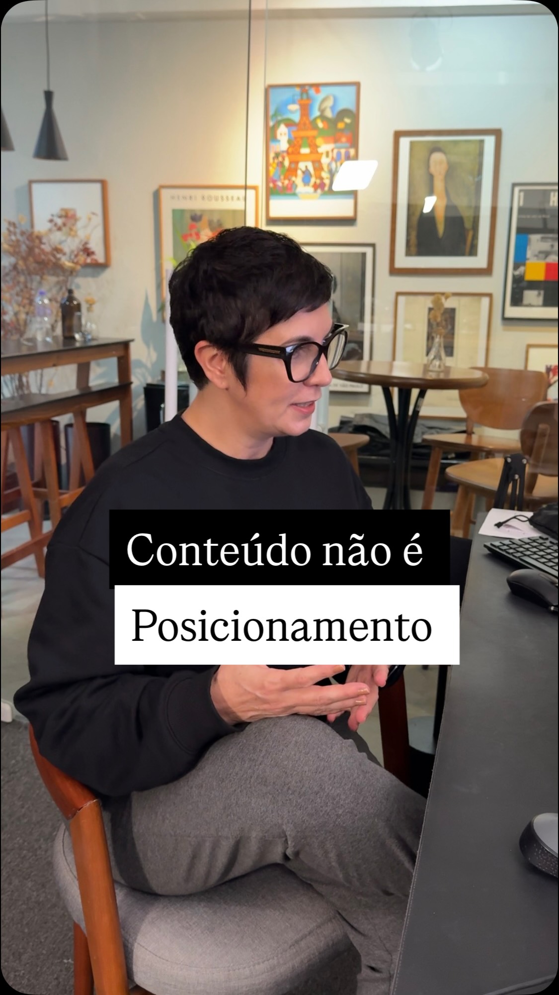 Deixa eu te contar algo que muita gente não percebe.
Você pode estar criando muito conteúdo e ainda assim não estar se posicionando.
Porque criação de conteúdo e posicionamento não são a mesma coisa.
Conteúdo é o que você posta. É a parte visível. Posicionamento é a base que sustenta tudo isso.
Muita gente começa com um calendário de postagens. Segue templates prontos. Copia o que viu funcionar para outras pessoas. E aí fica frustrada porque nada funciona.
Mas sabe por quê? Porque sem uma base estratégica clara, você está apenas gerando ruído. Você não está se posicionando de verdade.
Posicionamento começa muito antes do primeiro post. Começa quando você faz um diagnóstico honesto do seu momento atual. Quando você define com clareza quais são seus objetivos de negócio. Quando você entende profundamente quem é seu cliente ideal, não só a idade, o gênero, mas o contexto dele, as dores reais, o que ele sente, o que ele pensa, em que nível de consciência ele está.
Posicionamento é quando você define seus territórios de marca. Os assuntos que você realmente domina. Em que você tem autoridade para falar. O que diferencia sua visão.
Sem isso, um calendário de postagens não vai salvar você.
Porque você acaba apenas copiando o que os outros fazem. Em vez de se posicionar com base na sua própria trajetória e no valor real que você entrega.
Então aqui está o convite: antes de criar conteúdo, crie posicionamento, entenda seu DNA de marca.