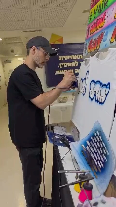  חג שבועות במחלקות הדיאליזה והנפרולוגיה בשערי צדק🌾
עמדת גרפיטי מ ט ו ר פ ת!! של האלוף @customix.art
סדנת שזירת פרחים מהממת 🌼
שולחן אוכל מפנק במיוח@greg_cafe_cinemajaj
חג שמח לכולם🤍