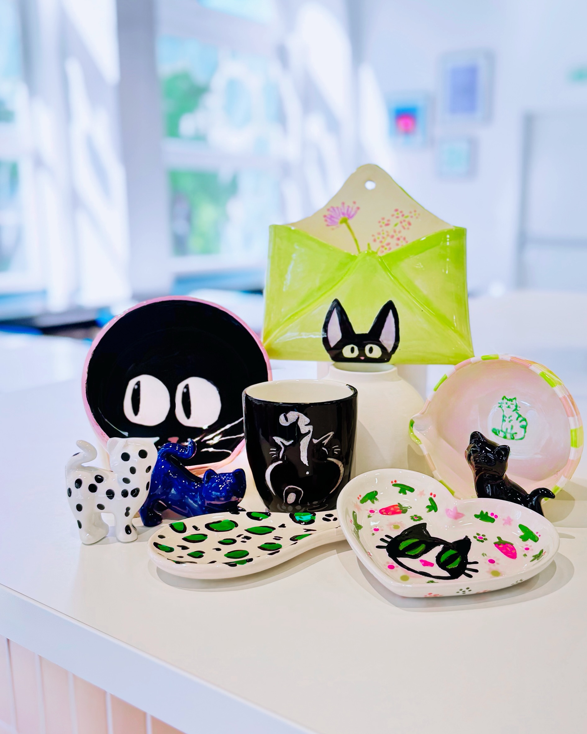 ✨ Alerte aux créations beaucoup trop miaougnonnes… vos inspirations félines nous font complètement ronronner 🥰♥️
Tasses, bols, assiettes, mugs ou encore beurriers… Chez Manifik, les chats s’invitent absolument partout et le résultat est toujours aussi canon 🐾✨
Minimalistes, drôles, kawaii, réalistes, graphiques ou totalement décalés 😅… vos créations prouvent encore une fois qu’il n’y a aucune limite à l’imagination quand on peint une céramique, de quoi inspirer de belles créations 🤩🎨
Alors… à quand votre prochaine peinture sur céramique chat ? 👀🐈✨
Pour créer votre propre chef-d’œuvre manifikement miaou au Manifik Céramic Café à Strasbourg, réservez votre séance sur manifik.fr ♥
Peinture sur céramique • chat en céramique • ceramic painting • atelier créatif Strasbourg • café céramique Strasbourg • activité créative • pottery painting • création fait main • idée activité Strasbourg • loisirs créatifs • mug chat • assiette personnalisée • atelier peinture céramique • activité entre amis • coffee shop créatif
