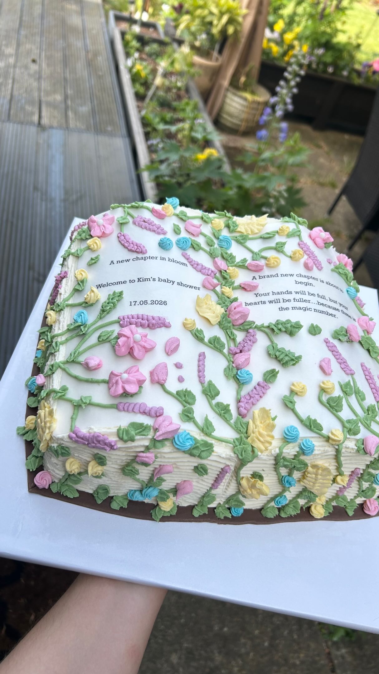 I had the absolute pleasure of creating this book cake to celebrate Kim’s baby shower 💗
My first book cake but it certainly won’t be the last! Such a cool concept.
Recreating a design by @biancaakaabakes
Cake: 2 layer 10 inch book cake, rectangle tin for the base, book tin from @amazonuk for the top
#bookcake #floralbookcake #babyinbloomcake #babyshowercake #babyshower