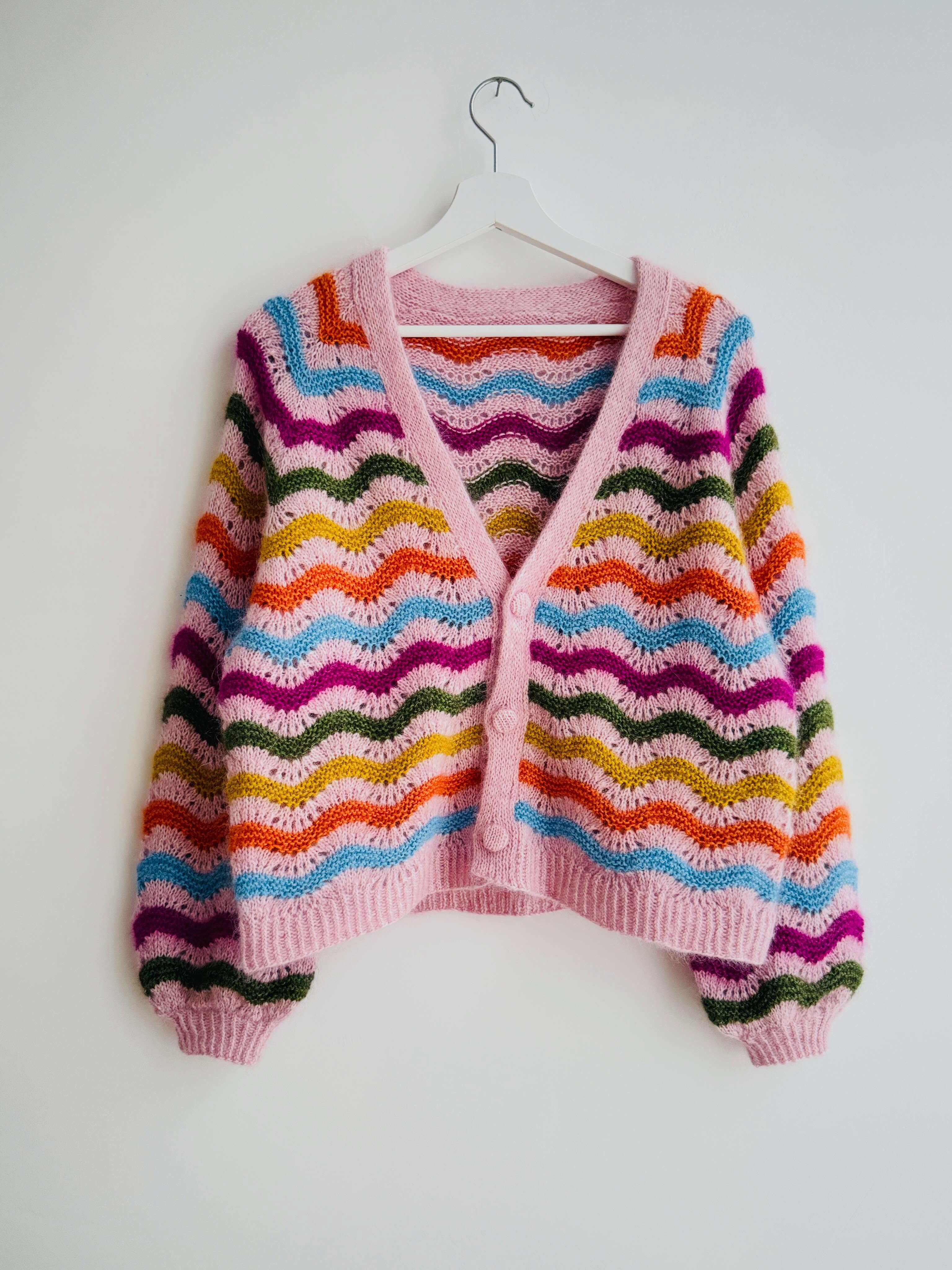 A little bit of color 🎨 This cardigan is still very much a favorite - I think it’s because of the color combination which always brightens up my mood 💗
.
.
.
Pattern by me - #jeancardigan - and available now in German, English, French, Danish, Spanish and Polish on my website and Ravelry - still 25 % off🔥
.
Made with the help of @frisabiknits 💗
.
Yarn: Ecopuno in the shades Rosa, Jaffaorange, Türkis, Curry, Orchidee and Grasgrün; Silkhair in the shades Rosa, Orange, Zartblau, Curry, Magnolie and Lodengrün by @lanagrossa
.
Advertising
.
#knittinginspiration #knitting #stricken #knitknitknit