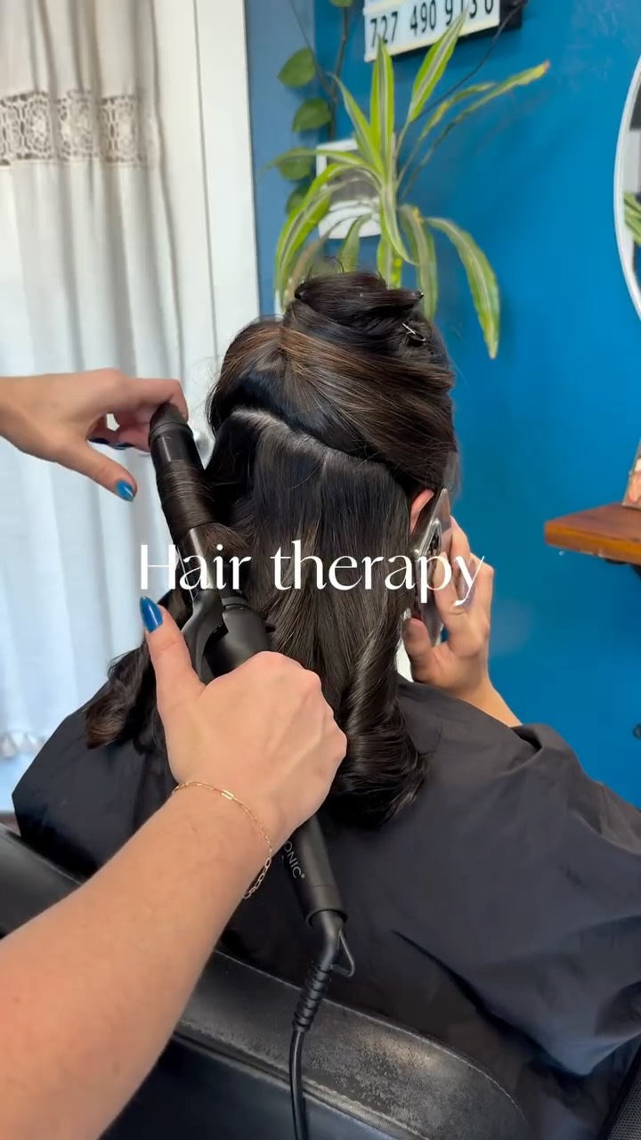 Hair therapy ✨
Nothing like a fresh face frame + color retouch to bring your hair back to life 🤎 Brightened around the face, refreshed at the roots, and finished with healthy shine for that effortless, lived-in glow.
The little refreshes make the biggest difference ✨
#FaceFrameHighlights #ColorRetouch #FloridaHair #HealthyHairJourney #DimensionalBrunette