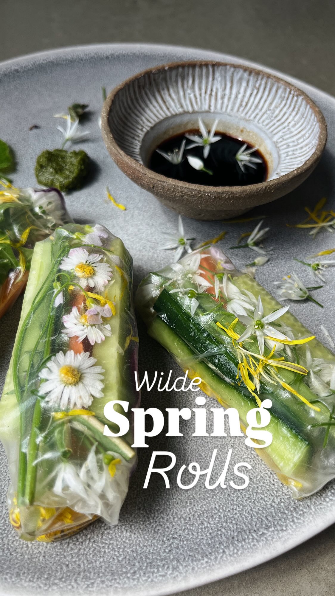 Wildkräuter Spring Rolls 🌿✨
Yummyyyy 😋
So einfach, frisch und lecker!
Perfekt für warme Sommertage die ja bestimmt wieder kommen 😉
So gehts:
Reispapier kurz in Wasser einweichen und nach Lust & Laune füllen – bei mir heute mit Gurke, Karotte, Löwenzahnblättern und Blüten, Bärlauchblüten, Lindenblätter, Giersch und Gänseblümchen... 🌼
Wichtig: Wildkräuter nur sammeln, wenn du sie sicher bestimmen kannst und an sauberen, ungedüngten Plätzen!
Rollen Rollen und dann entweder roh genießen oder kurz in etwas Olivenöl knusprig anbraten. Dazu passt Sojasoße oder ein frischer Dip richtig gut!
Leicht, gesund und eine wunderschöne Idee für Sommerabende, Gartenfeste oder einfach zwischendurch. 🌞
Viel Spaß beim ausprobieren und lasst sie euch schmecken!
Alles Liebe, eure Meli mint
#wildkräuter #wildkräuterküche #essbareblüten #naturküche #foraging