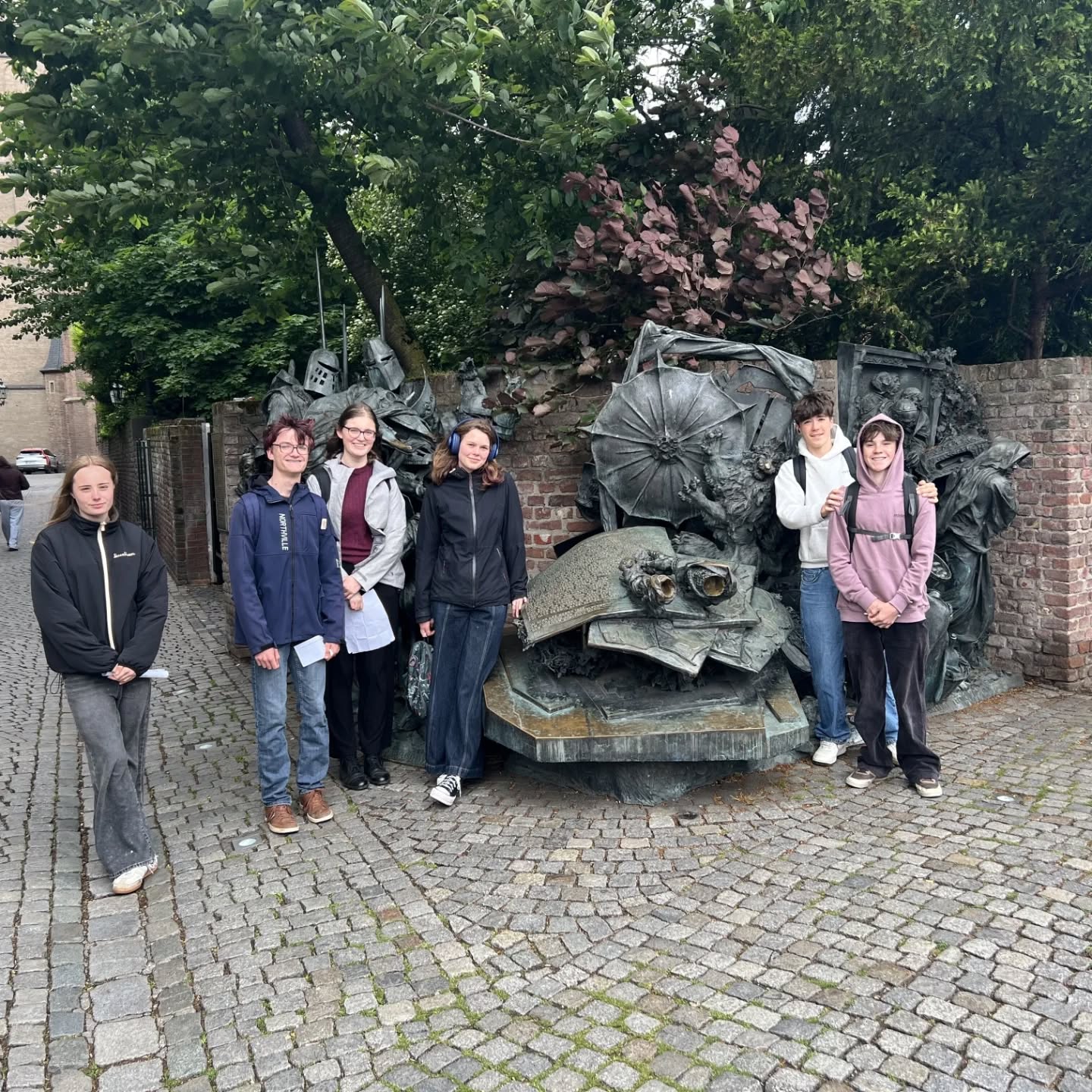 Onze leerlingen Duits trokken naar Düsseldorf voor een dagje cultuur, sfeer, maar vooral taal in de praktijk. De weg leren vragen in het Duits gebeurt soms gewoon best over de grens! 🇩🇪
#AMaze #cultuur #duitsland #vielspaß