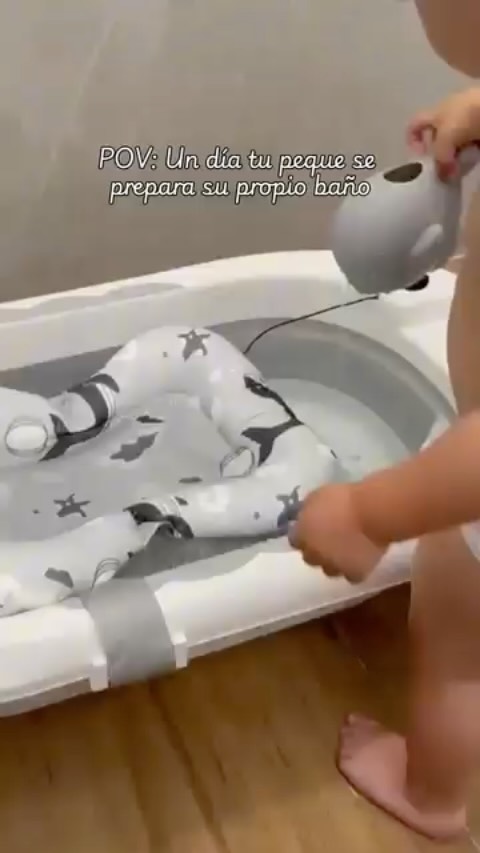 Ayer cabía en tus brazos… hoy ya quiere prepararse su propio baño 🥹🛁
Con su bañera plegable, el cojín suave y su pequeña regadera, cada momento se convierte en un pasito más hacia ser mayor ✨
Y tú solo puedes mirar… y preguntarte en qué momento creció tan rápido 🤍
Yesterday they fit in your arms… today they want to prepare their own bath 🥹🛁
With their foldable bathtub, soft cushion, and little shower, every moment becomes a step closer to growing up ✨
And all you can do is watch… wondering when they got so big 🤍
#bebe #maternidad #momentosunicos #crecenrapido #primeravez