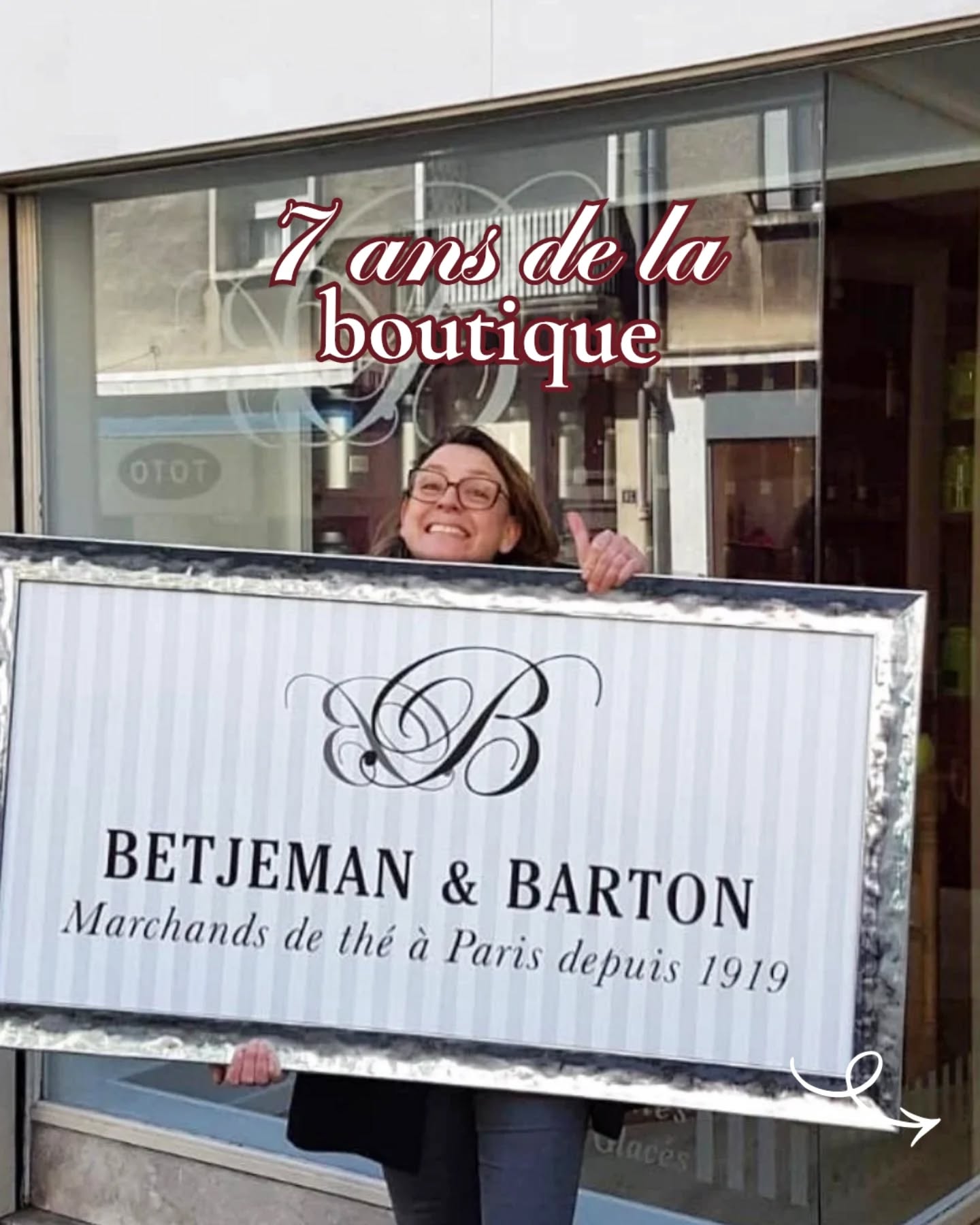 🎂 Il y a 7 ans, le 17 mai, j’ouvrais ma boutique de thés
L’envie de me lancer dans ma propre aventure a été plus forte que les doutes. Et quel bonheur d’avoir osé ! Pour la première fois de ma vie professionnelle, le sentiment d’être alignée, à ma place m’habite chaque jour. Quelle chance ! 🙏
En sept ans, comme beaucoup de commerces indépendants du centre-ville, j’ai connu des hauts et des bas 🫢
De l’excitation, de la joie, des rires, mais aussi des interrogations et quelques inquiétudes 😁🤔
Sept ans plus tard, still here, avec une énergie renouvelée, portée notamment par Léa, ainsi que par mes étoiles parisiennes, Agnès et Lucile, dont la créativité et la lumière continuent de m’inspirer chaque jour 🌟
Sept ans plus tard, je ne sais pas si l’on peut parler de l’âge de raison. Je ne suis d’ailleurs pas certaine que ce mot fasse vraiment partie de mon vocabulaire 🤭
Ce qui me rend heureuse aujourd’hui, c’est de voir vos sourires devant la vitrine lorsque vous apercevez la Reine ou mes théières les plus excentriques 👑
C’est de vous observer dans la boutique, lorsque vous sentez, regardez, touchez à tout, avec ce petit commentaire qui revient souvent : « C’est trop cute. » 😍
C’est de partager avec vous des moments privilégiés lors des ateliers de dégustation mensuels, dans l’intimité de la boutique, où chacun prend le temps de s’ouvrir à l’autre et de laisser ses sens s’exprimer 🫖
C’est aussi de continuer à apprendre et à m’enrichir à votre contact 🤗
L’aventure se poursuit, et je remercie la vie pour toutes les belles rencontres qu’elle a mises sur mon chemin 🥹
Merci du fond du cœur pour votre fidélité, votre curiosité et vos sourires 🙏🥹🥰
📍 retrouvez nous au 27 rue Marceau à Tours pour découvrir ou re-découvrir nos thés et infusions
#anniversaire #7ans #ouverture #boutiquethe #toursmaville