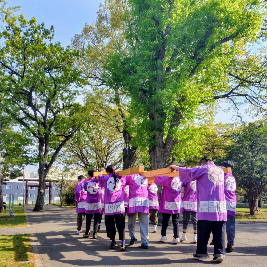 5/16あしりべつ桜友會(厚別神社神輿会)の総会が開催されました。
併せて総会前には本年1回目の練習会が行われ、総会終了後には第二回桜友會もルック大会が開催されました。
#厚別神社 #神社めぐり #厚別神社と書いてアシリベツ神社 #神社好きな人と繋がりたい #清田区 #札幌の神社 #札幌観光 #写真好きな人と繋がりたい #神輿 #あしりべつ桜友會 #神輿会 #もルック
