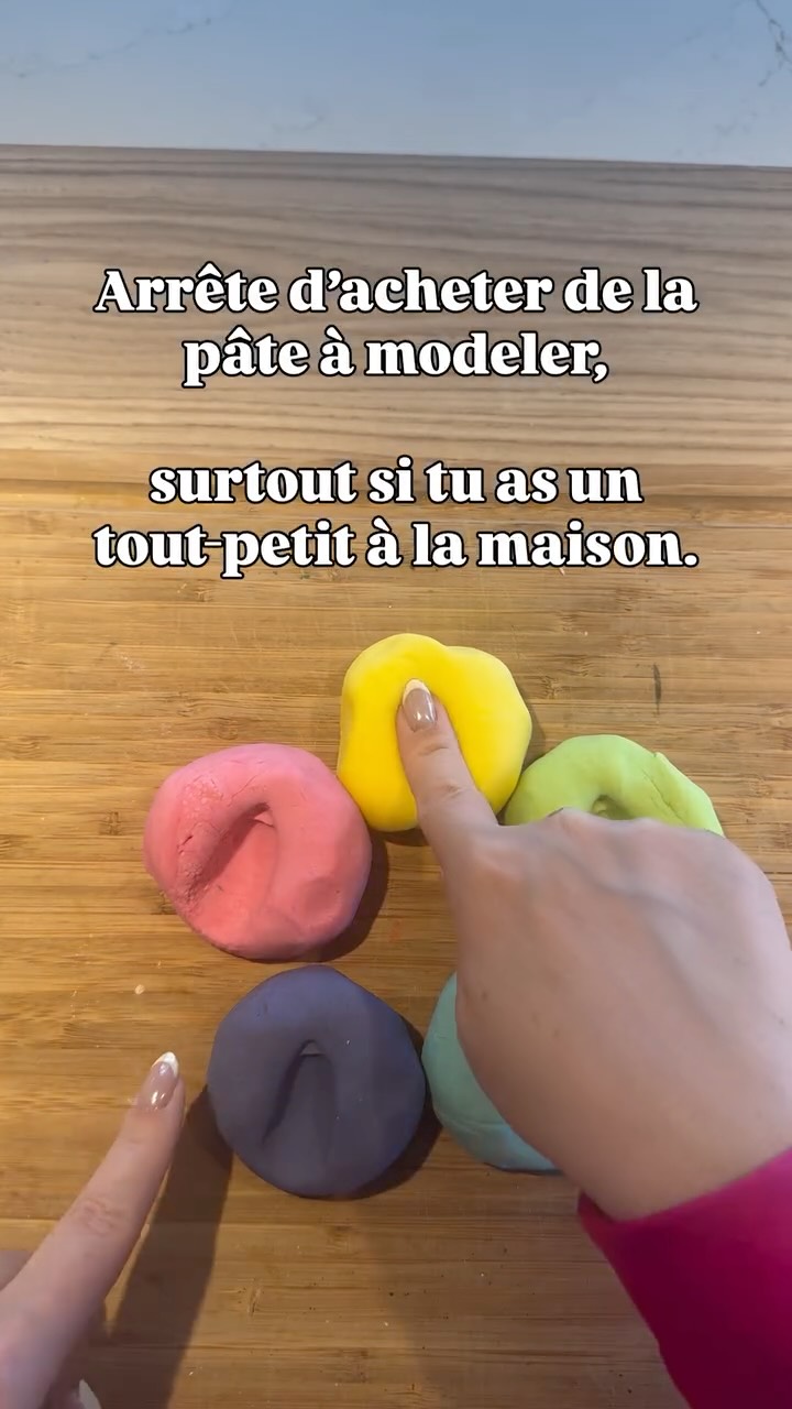 Arrête d’acheter de la pâte à modeler… surtout si tu as un tout-petit à la maison 🌿
Ton tout-petit porte tout à la bouche.
La pâte à modeler du commerce… zéro garantie.
Les écrans s’allument pour avoir la paix.
Et ta patience s’épuise. 🤎
Je suis passée par là aussi.
C’est pour ça que j’ai créé cette activité sensorielle 100% comestible, faite à la maison, avec des ingrédients simples.
Une activité sans écran qui éveille ton tout-petit, développe sa motricité fine et crée un moment de lien parent-enfant inoubliable. 🎨
Cette activité maison est disponible dès maintenant dans les DIY de Marion et rejoindra bientôt le e-book spécial tout-petits 🌿
Ici on ne vend pas une activité.
On crée un moment inoubliable avec ton enfant, loin des écrans. 🤎
Des centaines de parents ont déjà transformé leurs soirées grâce à la Méthode 0 Écran 🤎
Je sauve tes mercredis, tes week-ends, tes vacances, mais aussi ta patience. 🌿
Commente PATE et je te partage où trouver la recette 🌿
#maman #activiteenfant #parentalitebienveillante #sanecran #toutpetit