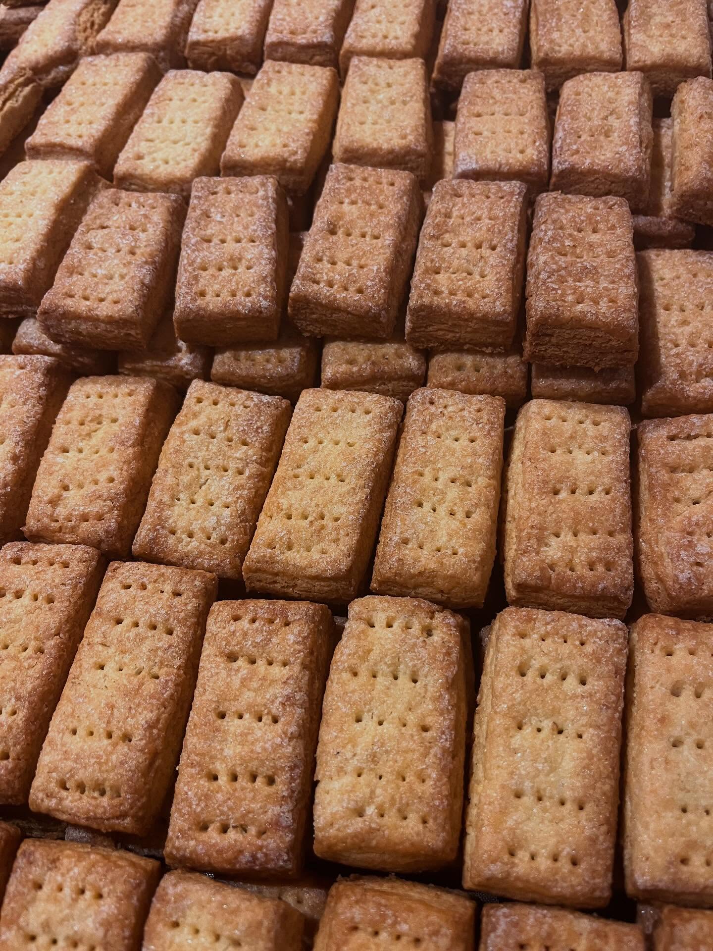 ぜーんぶ ショートブレッド
許されるなら 全部食べたい。
イギリスのお菓子🇬🇧
赤いチェックの包装で、お馴染みかもしれませんが、、
食感。小麦粉感。甘味と塩味。バター感。
全部ひっくるめて、私だったら、こんなショートブレッドが食べたいをカタチにしました。
大好きなお菓子です♡
やっぱりクッキーが好き♡
