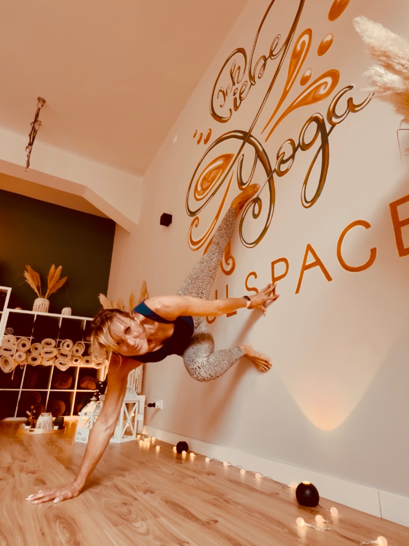 🕷️ Schon mal Spider-Girl an der Wand ausprobiert?
Sieht leichter aus, als es ist 😄
Eine kleine Challenge für Balance, Körperspannung und Konzentration — perfekt zum Nachmachen im Studio oder zuhause.
Wenn du’s ausprobierst: Ich möchte ein Beweisfoto sehen 👀✨. Markier mich gerne in deiner Story oder lass mir ein Bild zum Teilen zukommen. Let’s go Spideys.
Wer macht mit?
@logoutshutdowndoyoga
@astrid.yoga.de
@yogaundmitte
@ckmyoga
@yogamoll8
@miss_patty_mayonese
@dan.or.iel
@mareikehel
Ich freu mich auf dich und alle die dabei sind. 🤍
Deine Tanja
& das Team von
Ich liebe Yoga
P.S. Das Video ist von letztem Mittwoch und ich hab die Pose auf Insta bei @heatherhughesyoga (thanks for the cool idea, Heather) entdeckt, yay für die coole Idee zur Pose.
#spidergirl #wallyoga #yogachallenge #balance