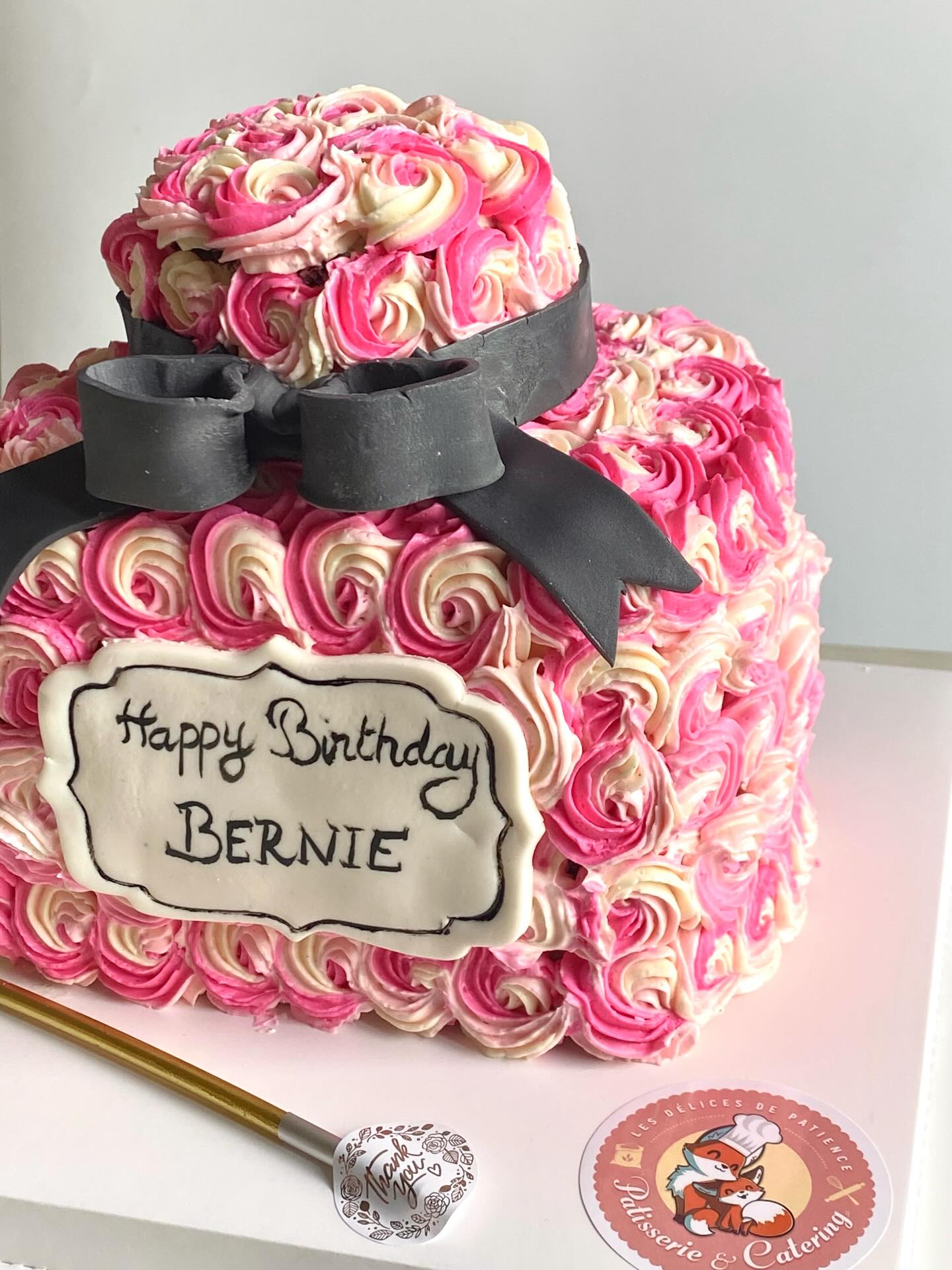 A birthday cake… but make it a gift. 🎁
A two-tier cake covered with hand-piped buttercream roses, finished with an edible black bow and a personalised birthday plaque.
Feminine, bold, a little dramatic — exactly the kind of cake that makes people say:
“Wait… is that really a cake?”
Perfect for milestone birthdays, surprise parties and anyone who deserves something more memorable than a regular cake.
Custom birthday cakes made to order in Hong Kong ✨
#BirthdayCakeHK #CustomCakeHK #HongKongCakes #LuxuryCakeHK #frenchpatisseriehk