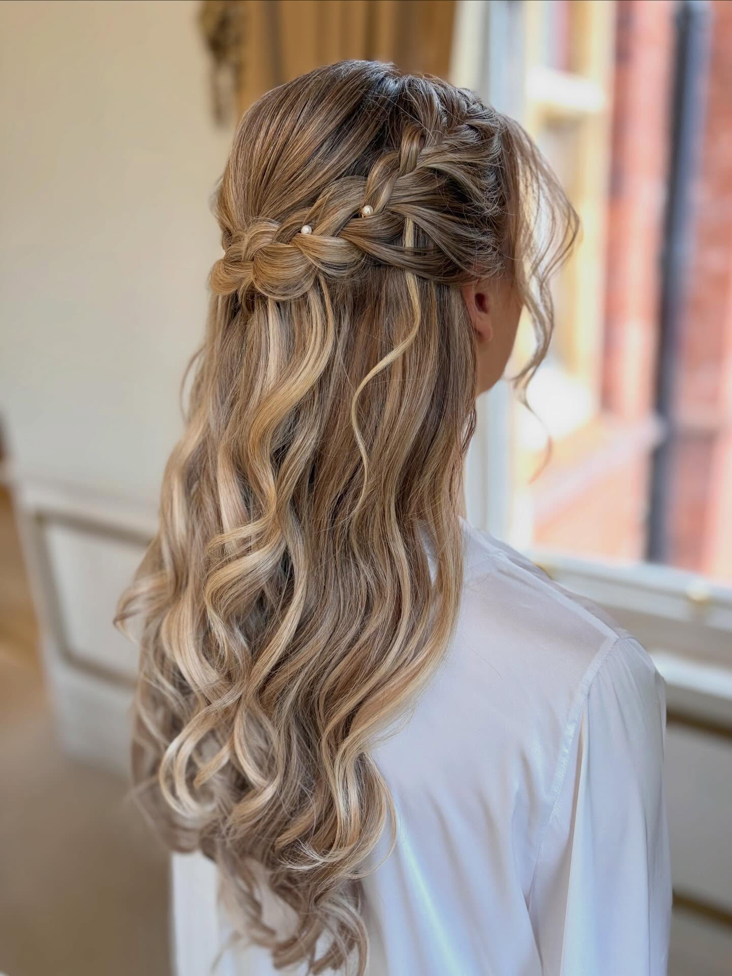 I haven’t created a classic three strand French braid in forever but I absolutely adored creating this one for Hannah @hannah_markuszewski ✨🤍
She completely made this half up style her own, keeping the hair softly pulled away from the front whilst still leaving some face-framing detail to keep everything feeling modern and effortless.
Finished with soft curls and a few delicate pearl accessories woven throughout the braids ✨ Every bit the princess, she looked so so beautiful! With gorgeous makeup by Jess from @sharpefaces and stunning dress from @whitecanvasbridal
Such a lovely, relaxed morning with Hannah and her girls at beautiful @holmewoodhall
#weddinghairinspo #peterboroughweddings #stamfordbride #rutlandbrides #lincolnshireweddings