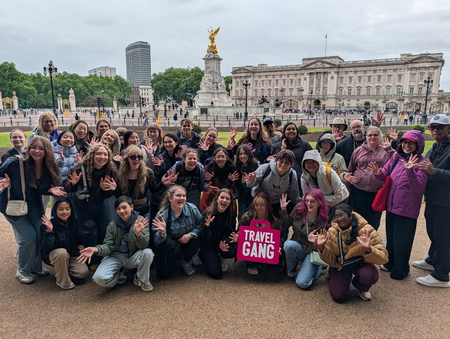 London welcomes the Canadian All-Stars!!!!
These students auditioned last year at the @findyourlightyte youth theatre experience. Now they are rehearsing in London, learning from a West End Choreographer to create a performance that will represent Canada at the Junior Theatre Festival Europe 🌍
@mtieurope #jtfeurope