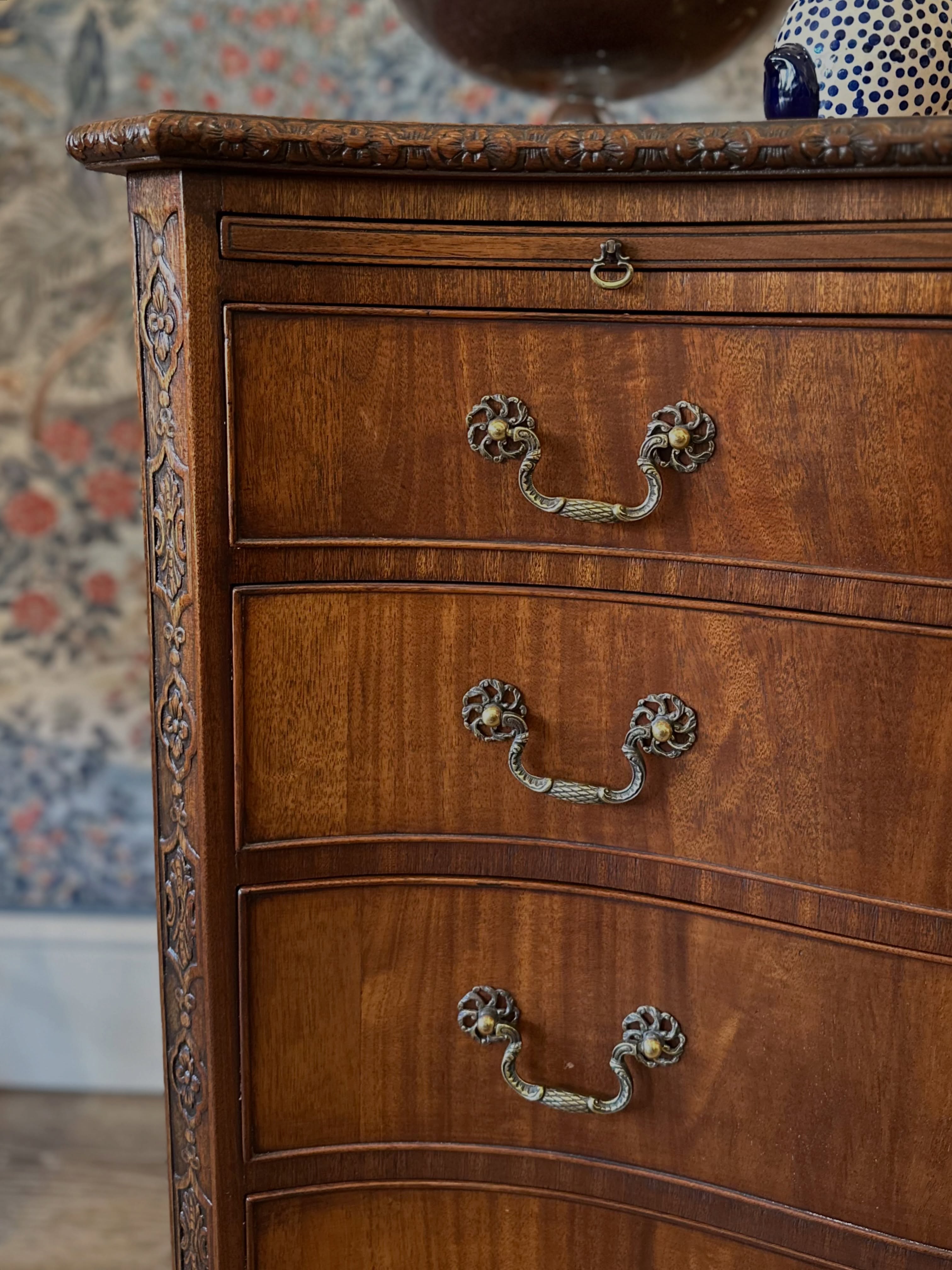 A truly timeless piece… ✨
This late 19th century mahogany serpentine chest is full of beautiful detail, with the most stunning curves, intricate carved detailing and original handles 🤎
Dimensions:
Width - 97cm / 38 1/4 Inches
Depth - 56cm / 22 Inches
Height - 82.5cm / 32 1/2 Inches
Available in our showroom — message us for more details.
#antiquefurniture #mahogany #timeless #vintage #helmsley