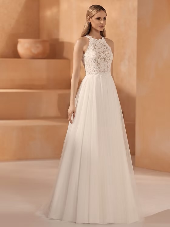 A-Line gown made of high-quality lace and tulle.
Halter neckline and sensual open back.
@biancoevento - Style ‘Zula’
#openback #weddingdress #lace #yateley