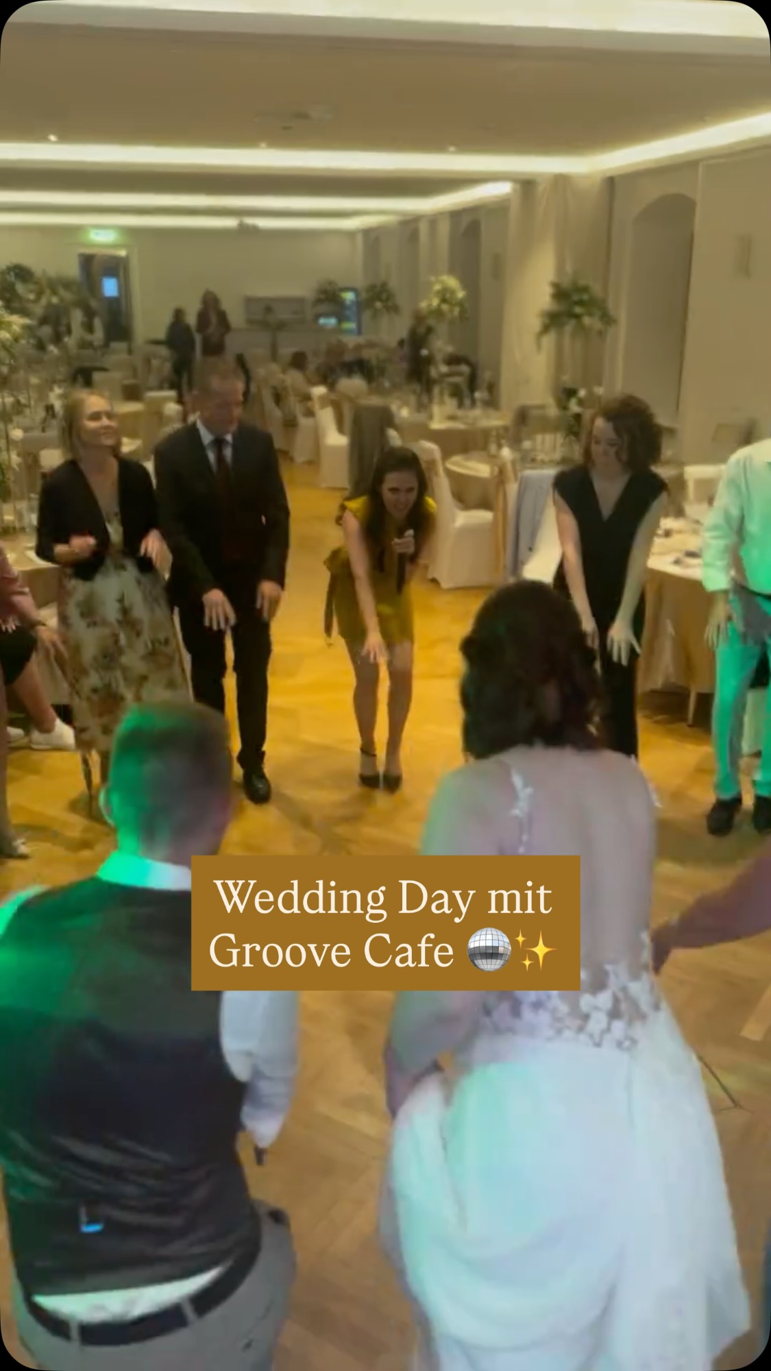 Verbring‘ einen Tag mit Groove Cafe im Schnelldurchlauf ✨🫶🏼 Wedding Edition 🫶🏼✨ Ankommen, ausladen, Equipment für den Partyabend in Location 3 damit der Rest der Band später schon zeitgerecht vor eintreffen der Gäste in den Speisesaal aufbauen kann, dann rauf zu Location 1, alles aufbauen für die Trauung, danach schnell abbauen, runter zu Location 2, alles wieder aufbauen für die Agape 🥂Anschließend wieder abbauen, rüber zu Location 3 für die Party am Abend, wo der Rest der Band schon ready ist 🫶🏼 Dann musikalische Dinner Begleitung und Party Party Party von uns 🎶 und zum Abschluss ab Mitternacht: Dj Set 🪩 Das und über 10.000 Schritte mehr, lieben wir und gehen mit ganz viel Energie aus diesem wunderschönen Hochzeitstag 🫶🏼✨ …und fit 💪🏻 bleiben wir dabei auch noch 😉 Location: @hotelschlosshernstein #livemusic #wedding #band #eventband #groovecafe