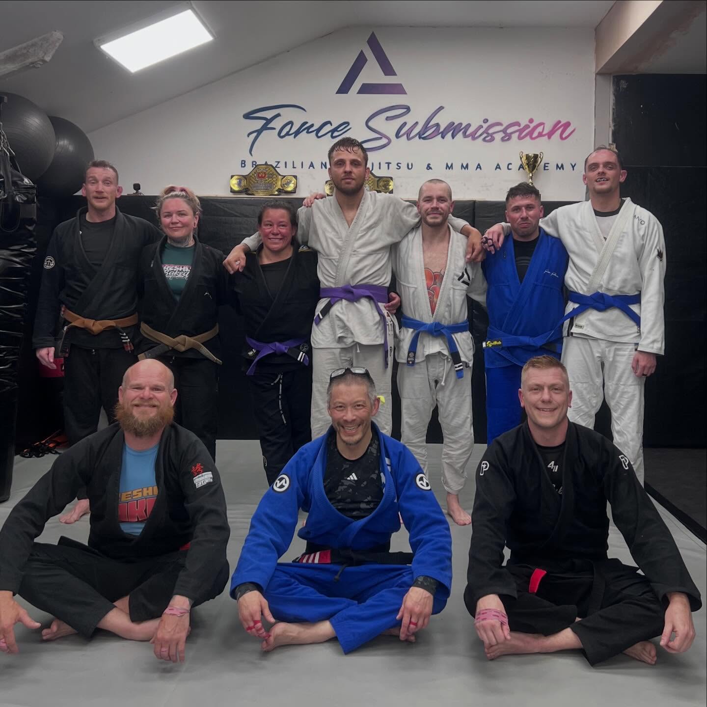 Huge thank you to Seymour for coming down last night and coaching our advanced coloured belts class
His BJJ knowledge is incredible and it was great fun learning some lasso guard details from him. Lots for everyone to take away and work on
Thanks again Seymour 👏
@meerkatsu
#bjj #brazilianjiujitsu #jiujitsu #bjjlife #baldock