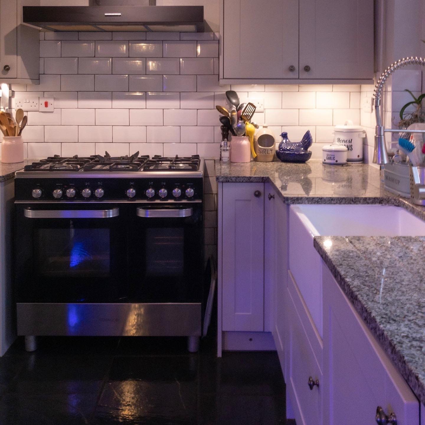 Sparkly kitchen from last week! I'm currently working on an eco-friendly cleaning pack where 100% of profits will be going to charity. Let me know what you'd like to see in there and what charity you'd like to see the donations go to! 🧽✨