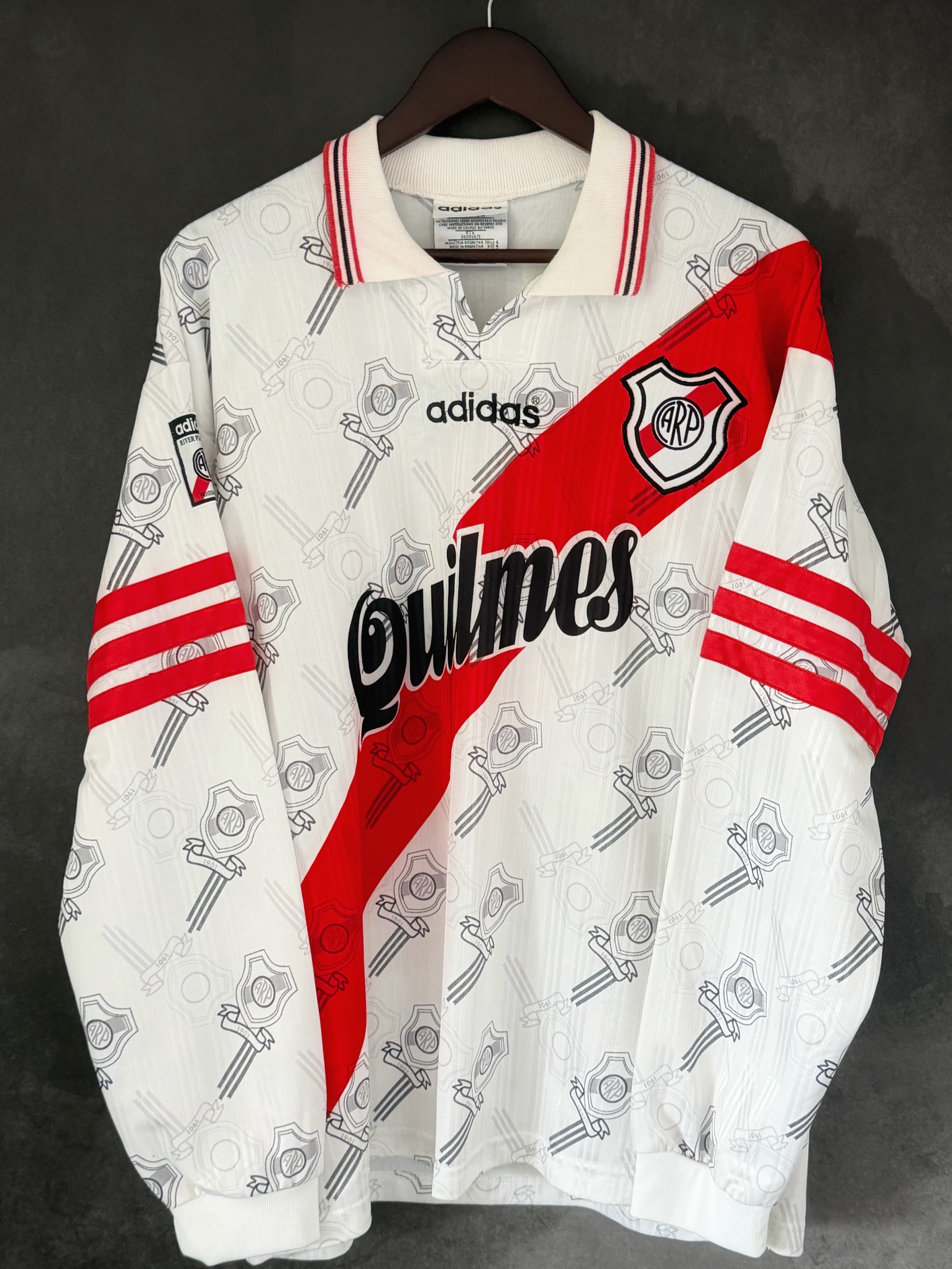 River Plate 1996/98 Home by @adidasfootball
Number 7 for Marcelo Salas
This is one of my personal grails! The fabric is just insane
The extra stitched on sleeve stripes are beautiful
It never hurts to have a beer sponsor either 🍻
It’s a 10/10
#argentina #camiseta #futebol #trikot #football