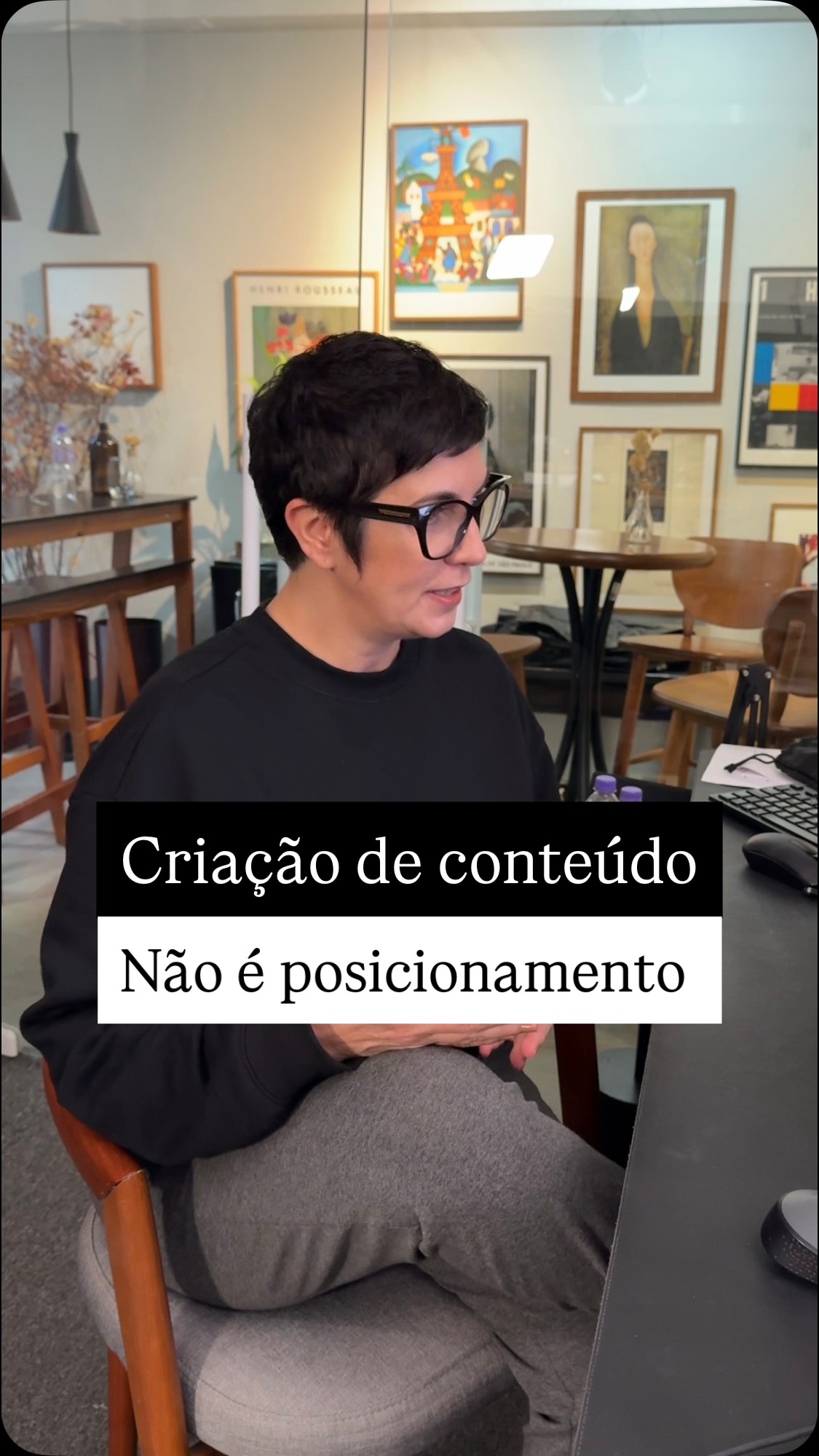 Deixa eu te contar algo que muita gente não percebe.
Você pode estar criando muito conteúdo e ainda assim não estar se posicionando.
Porque criação de conteúdo e posicionamento não são a mesma coisa.
Conteúdo é o que você posta. É a parte visível. Posicionamento é a base que sustenta tudo isso.
Muita gente começa com um calendário de postagens. Segue templates prontos. Copia o que viu funcionar para outras pessoas. E aí fica frustrada porque nada funciona.
Mas sabe por quê? Porque sem uma base estratégica clara, você está apenas gerando ruído. Você não está se posicionando de verdade.
Posicionamento começa muito antes do primeiro post. Começa quando você faz um diagnóstico honesto do seu momento atual. Quando você define com clareza quais são seus objetivos de negócio. Quando você entende profundamente quem é seu cliente ideal, não só a idade, o gênero, mas o contexto dele, as dores reais, o que ele sente, o que ele pensa, em que nível de consciência ele está.
Posicionamento é quando você define seus territórios de marca. Os assuntos que você realmente domina. Em que você tem autoridade para falar. O que diferencia sua visão.
Sem isso, um calendário de postagens não vai salvar você.
Porque você acaba apenas copiando o que os outros fazem. Em vez de se posicionar com base na sua própria trajetória e no valor real que você entrega.
Então aqui está o convite: antes de criar conteúdo, crie posicionamento, entenda seu DNA de marca.
