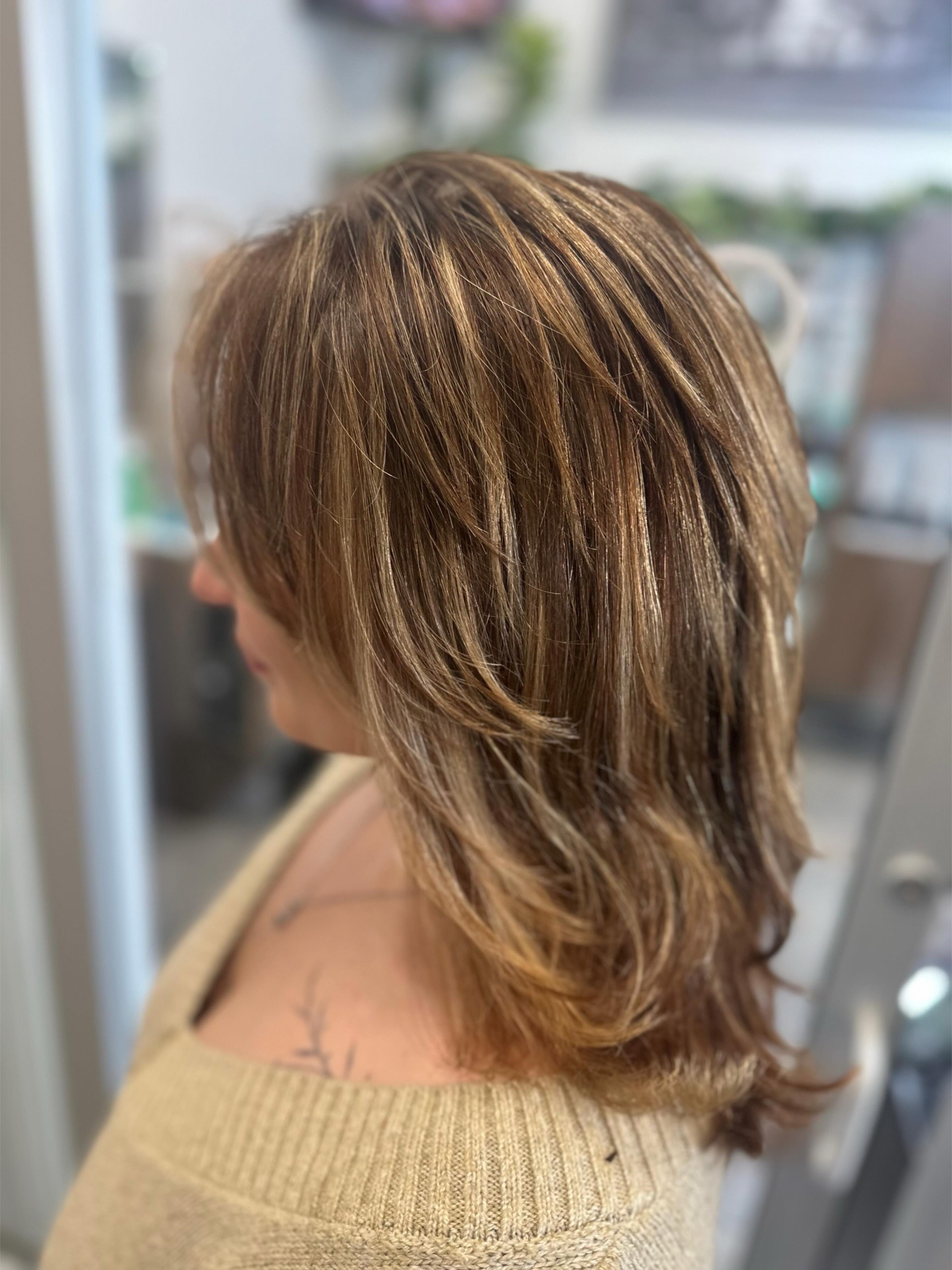 One last styling before Ciara’s trip out west. We gave her root a one level boost with top chic 6. Then a partial intentionally brighter than usual, root smudged colorance 9mb toned the rest Redken shades 10 cool. We dug way more into the fringe and layers this as compared to her last photo session#dattilohair#hittorihanzoshears #redkenshadeseq #topchicgoldwell #modernsalon