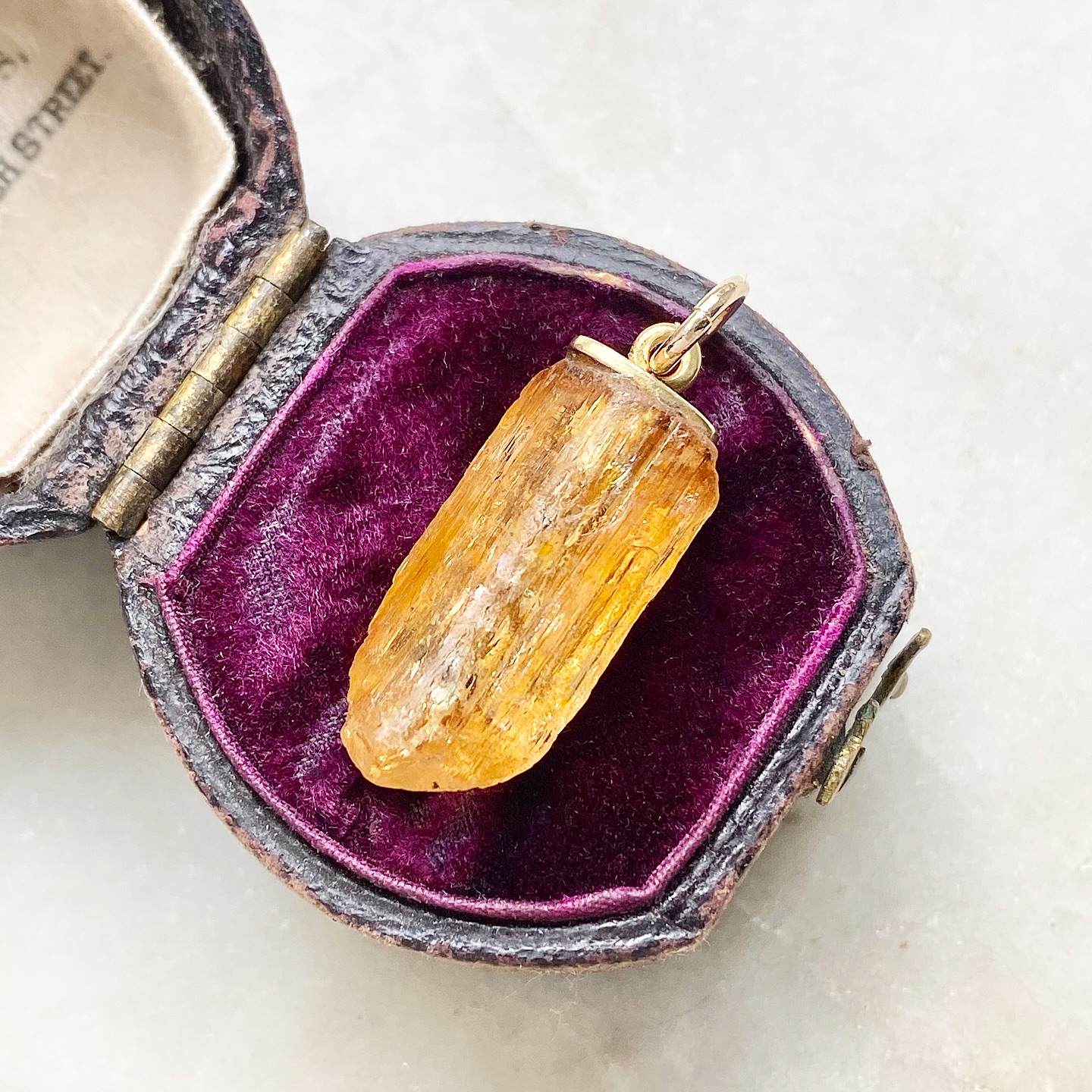 🌞 Known to symbolise the sun, imperial topaz is said to help us recharge and rebalance when feeling overworked and overwhelmed 🧡💛 This beautiful piece of imperial topaz has been set with gold fittings so it can be added to a charm collection or worn as a pendant 😍 We love the natural inclusions and the hues of oranges and yellows when the light catches it 🥰 You can find the full details over on our website #imperialtopaz #vintagecharms #goldcharms #gemstonecharms #kategoldcharms