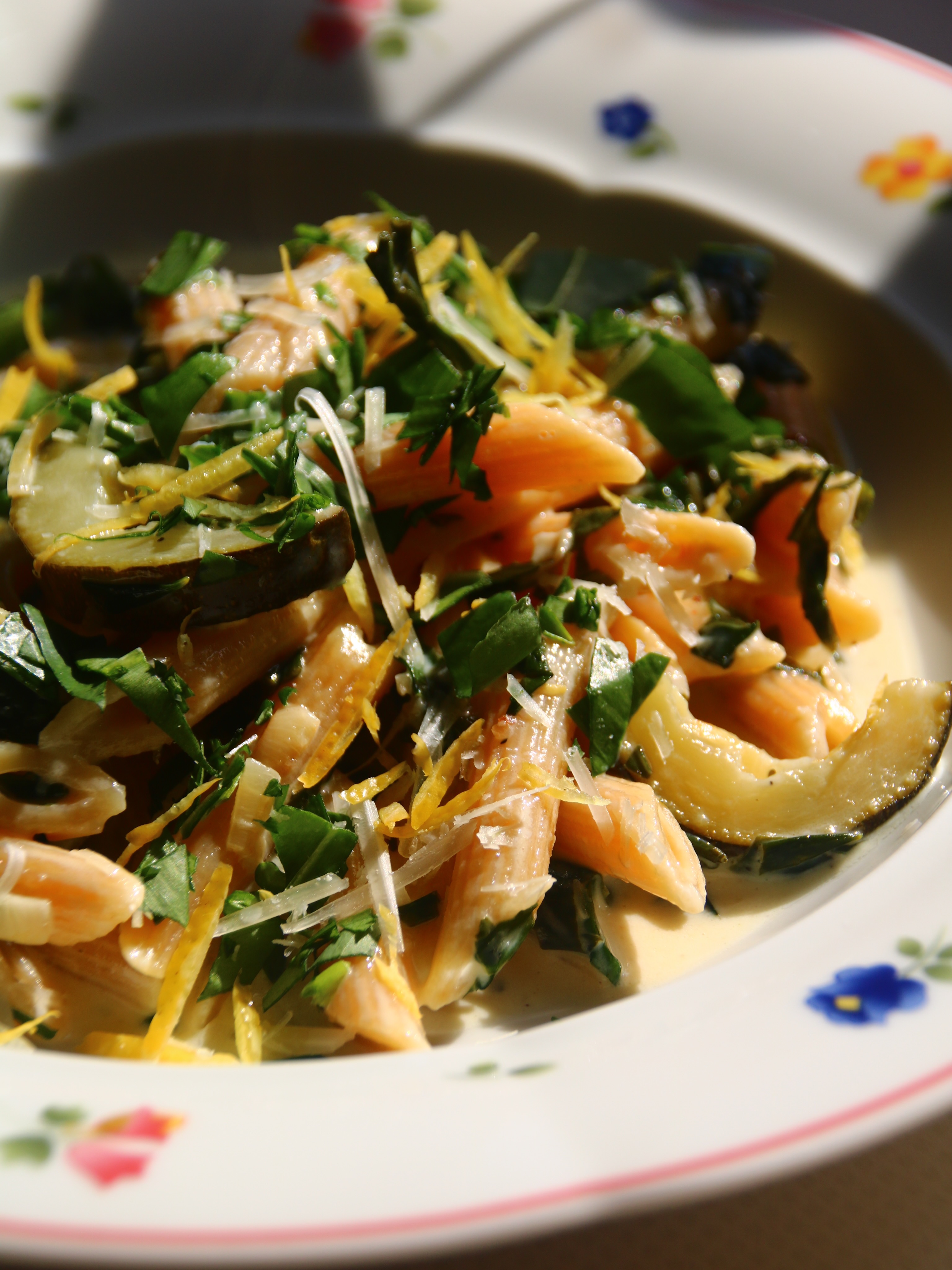 Bärlauch hat nur wenige Wochen. Nutze sie. 🌿🍋 High Protein Penne mit Bärlauch-Sahne-Soße und Zucchini – cremig, leicht, saisonal. Das Zitronen-Finish macht’s perfekt. Rezept im Link 👆 #Foodforflexitarians