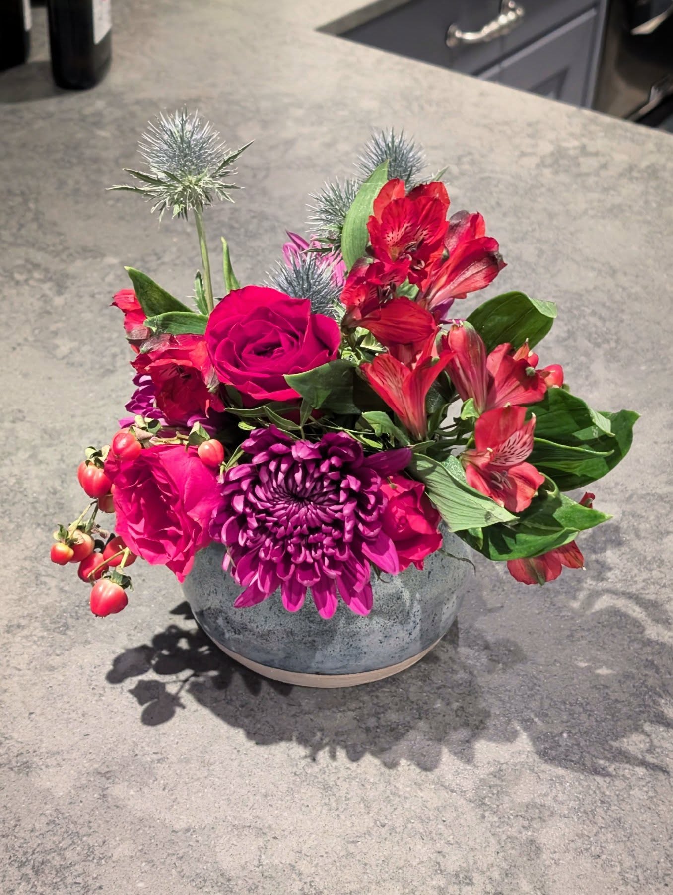 Chubby Vase doing it's thing once again ❤️
Anniversary flowers from my dearest husband - he did good 🥰 🌺🌹