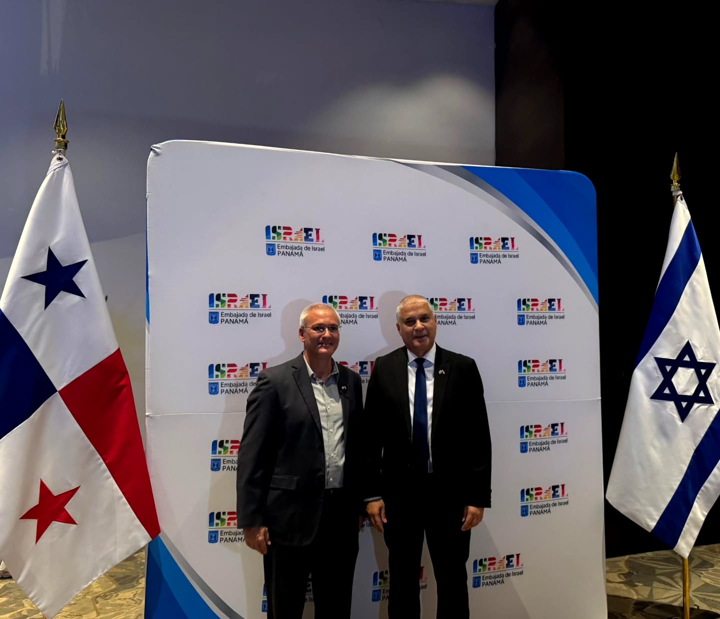 Celebrando a los 78 años de independencia de Israel 🇮🇱
Agradecemos al Embajador de Israel en Panamá, Mattanya Cohen y su esposa Shira Cohen, por ofrecer una inolvidable recepción celebrando los 78 años de independencia de Israel. @israelinpanama
Durante el acto se resaltaron los sólidos vínculos entre Panamá e Israel, reafirmando el compromiso mutuo de continuar estrechando esta alianza estratégica.
Una velada extraordinaria dedicada a profundizar la cercanía bilateral.
Juntos seguiremos construyendo, innovando y cooperando en beneficio de ambas naciones. 🇵🇦🤝🇮🇱