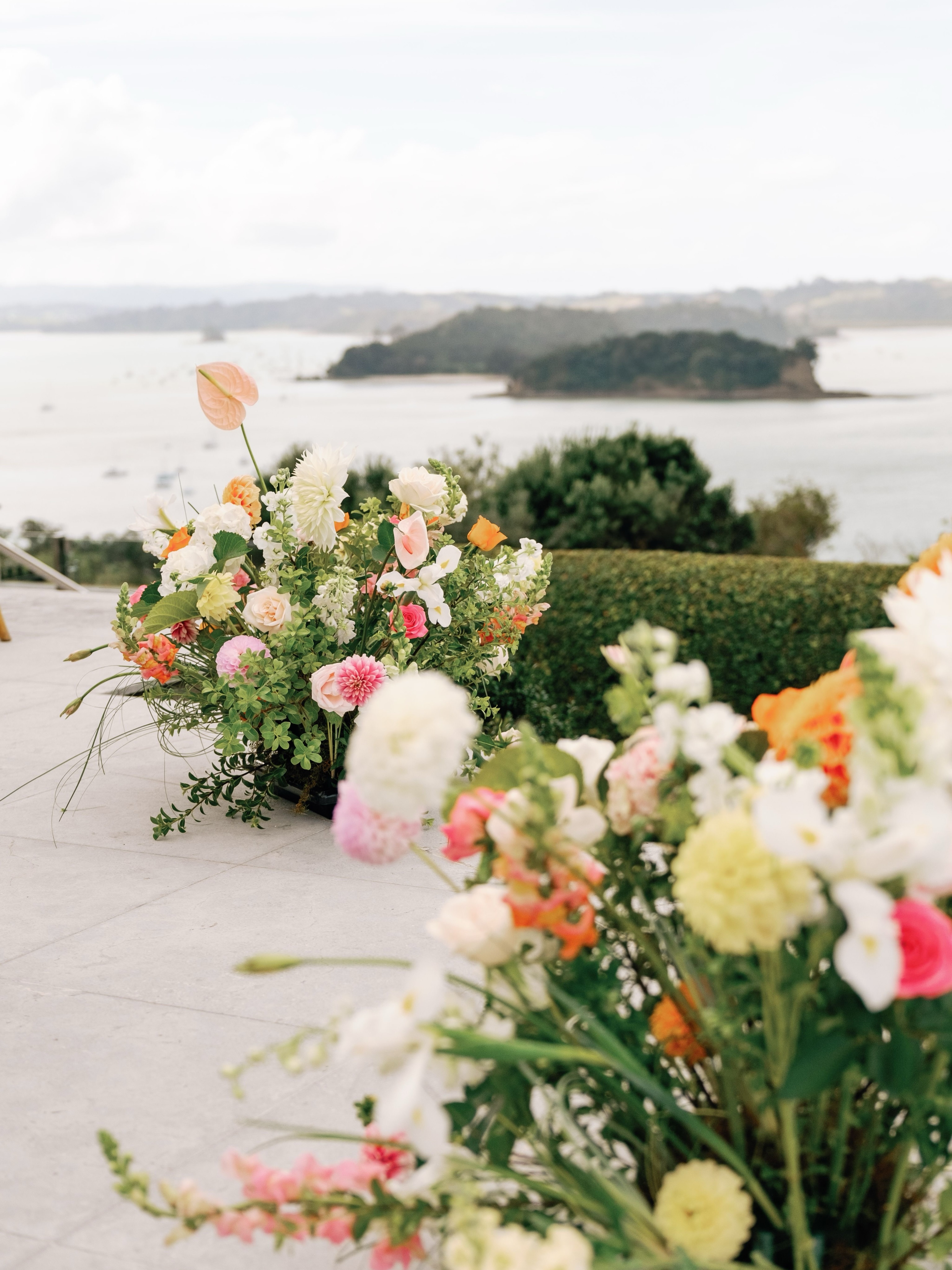 Criteria: colourful, vibrant, bright and whimsy!!! Ground floral arrangements for A&R 🌸
📸: Massive shoutout to @seleaphotography for these beautiful photos 😍🤍 #florals #wedding #floralarrangement #bridal #flowers