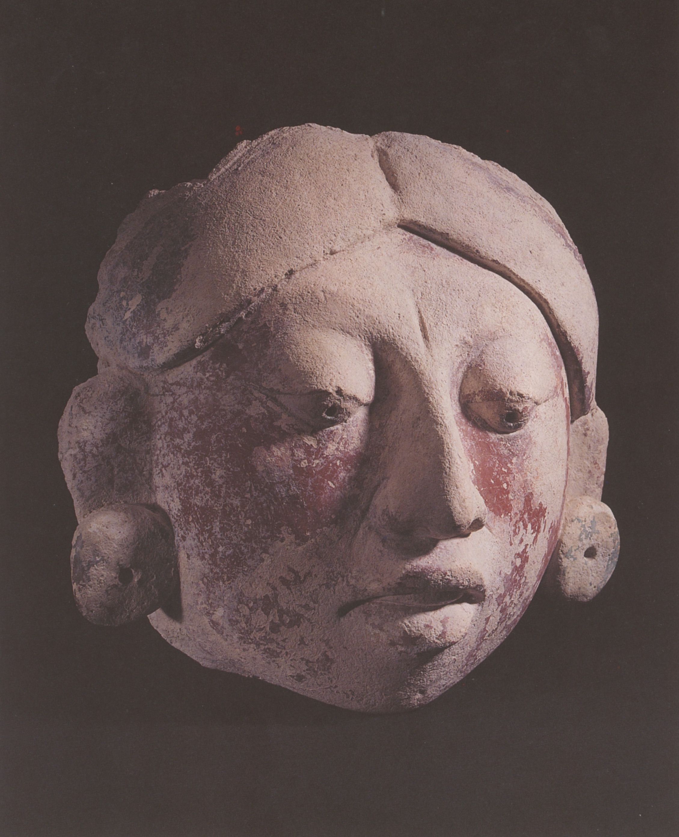 Tête modelée, stuc avec peinture rouge et bleue, H, 25 cm, Campeche, 600 á 900 ap. J.-C.