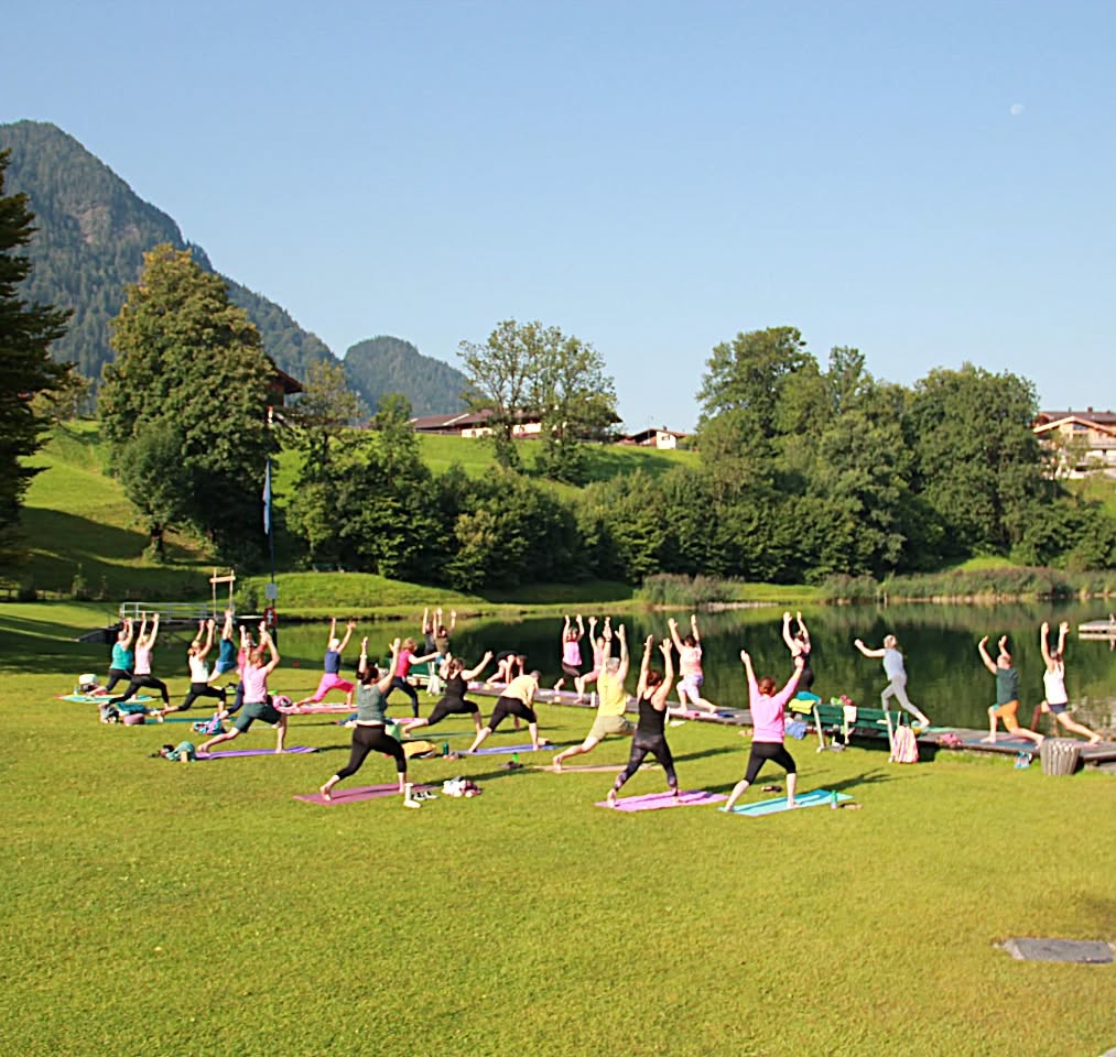 Namasté am See!
Ab Mittwoch, 27.05.26 heißt’s wieder: Matte ausrollen, Sonne ins Gesicht scheinen lassen und tief durchatmen – Freiluft-Yoga am Reither See startet wieder!
Egal ob Yogi-Profi oder „Ich-kann-kaum-meine-Zehen-berühren“ – hier zählt nur: bewegen, lachen, wohlfühlen.
👉 Sei dabei und starte deinen Tag mit YOGA:
- Wann: jeden Mittwoch, 08:00 Uhr
- Wo: Reither See, 6235 Reith im Alpbachtal
- Kosten: € 15,00 pro Person
(bei Schlechtwetter findet die Einheit im Yoga Studio well being statt)
.
.
#YogaMitAussicht #ReitherSee #namastê #FrischeLuftFürDieSeele #alpbachtal