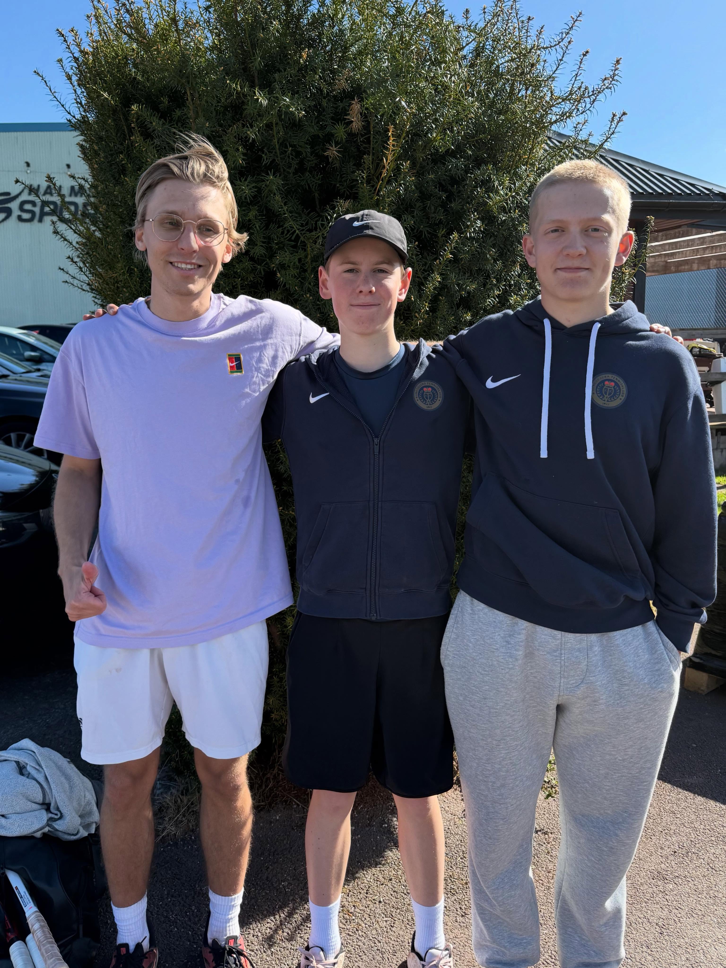 KTK tennishelg serieinfo: Herrar KTK1-Ullevi TK 1-3. Söndrums TK-KTK2 0-4. Påvelunds TK- KTK 1 0-4. Varbergs TK-KTK2 1-3. Damer Elfsborgs TK-KTK1 4-0. Jönköpings TK-KTK1 2-2. KTK1-Påvelunds TK 0-4. KTK2-Vsrbergs TK 0-4. Partille TK-KTK2 4-0. Lerums TK- KTK35 0-3. Gott kämpat vi tränar vidare mot nya resultat.