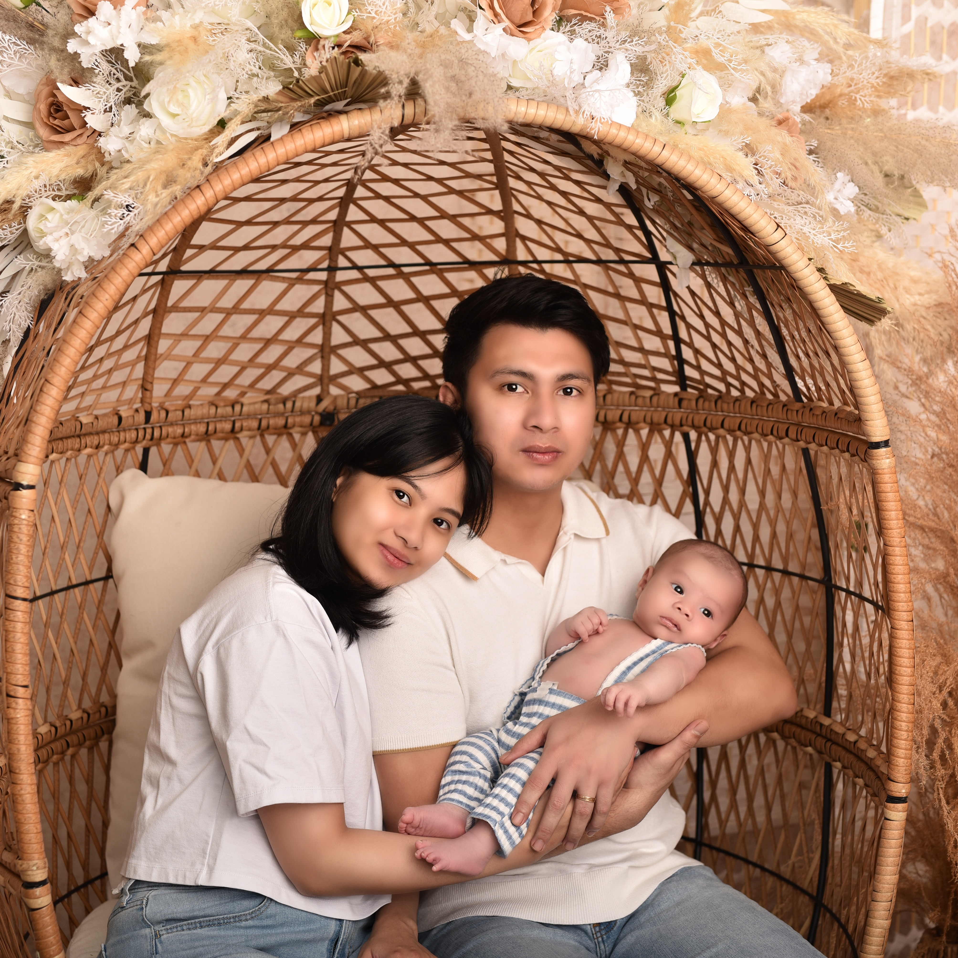 A calm little moment, wrapped in love 🤍
Mom and Dad holding their sweet baby close, tiny eyes wide open, and the whole room filled with happiness. These are the peaceful, beautiful memories families will look back on forever.
Boho family newborn session | Soft, natural, timeless love ✨
#OntarioNewbornPhotographer #TorontoNewbornPhotographer #GTAFamilyPhotographer #MississaugaNewbornPhotographer #OakvilleNewbornPhotographer