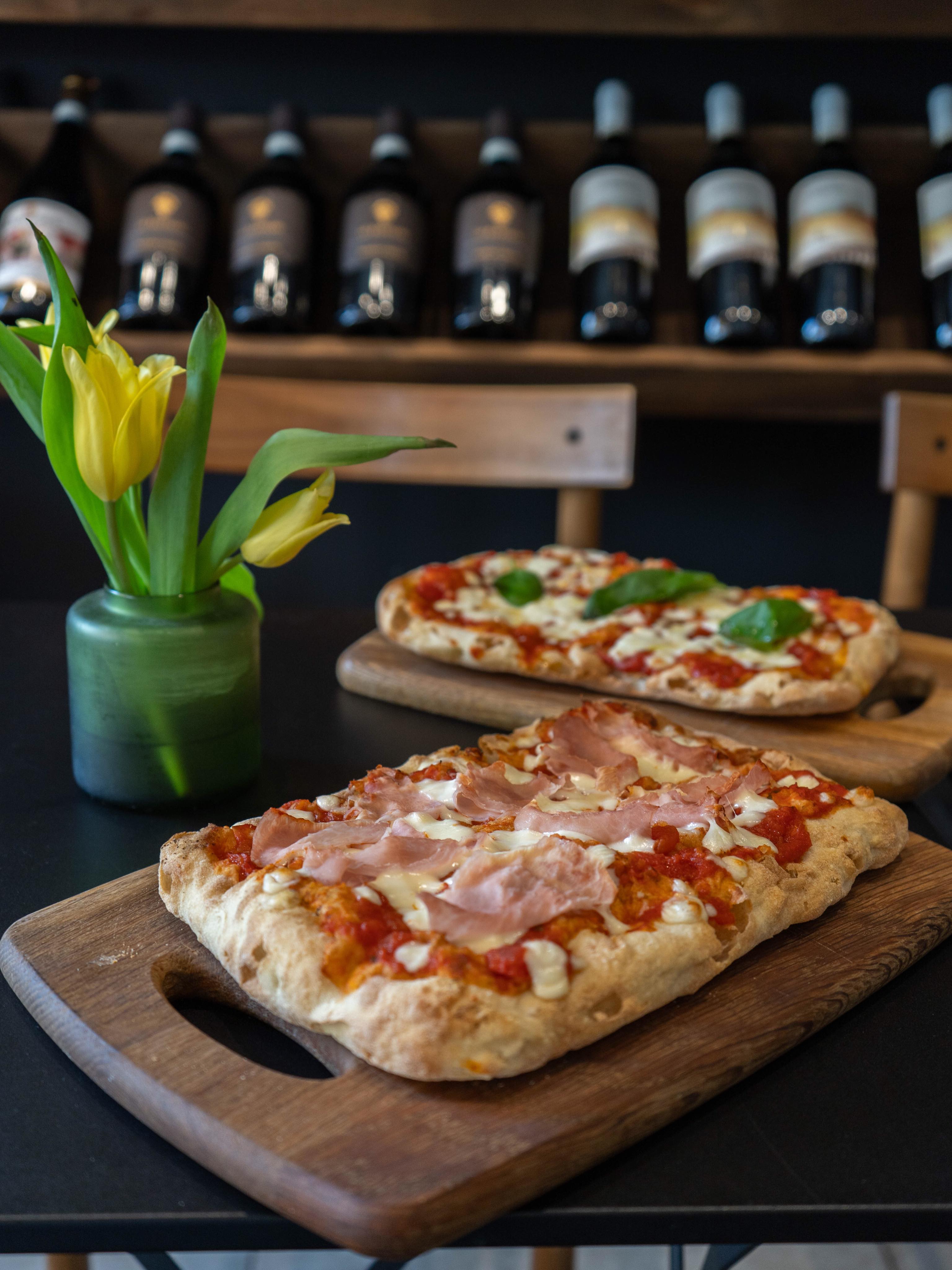 Your Sunday cravings in one picture… 🇮🇹🍕🍷
Crispy pizza, melting mozzarella, a glass of red waiting somewhere in the background, and absolutely nowhere else to be.
Sounds like a proper Sunday to us.
#SundayMood #PizzaLovers #ItalianVibes #DolceVita #sundaycravings