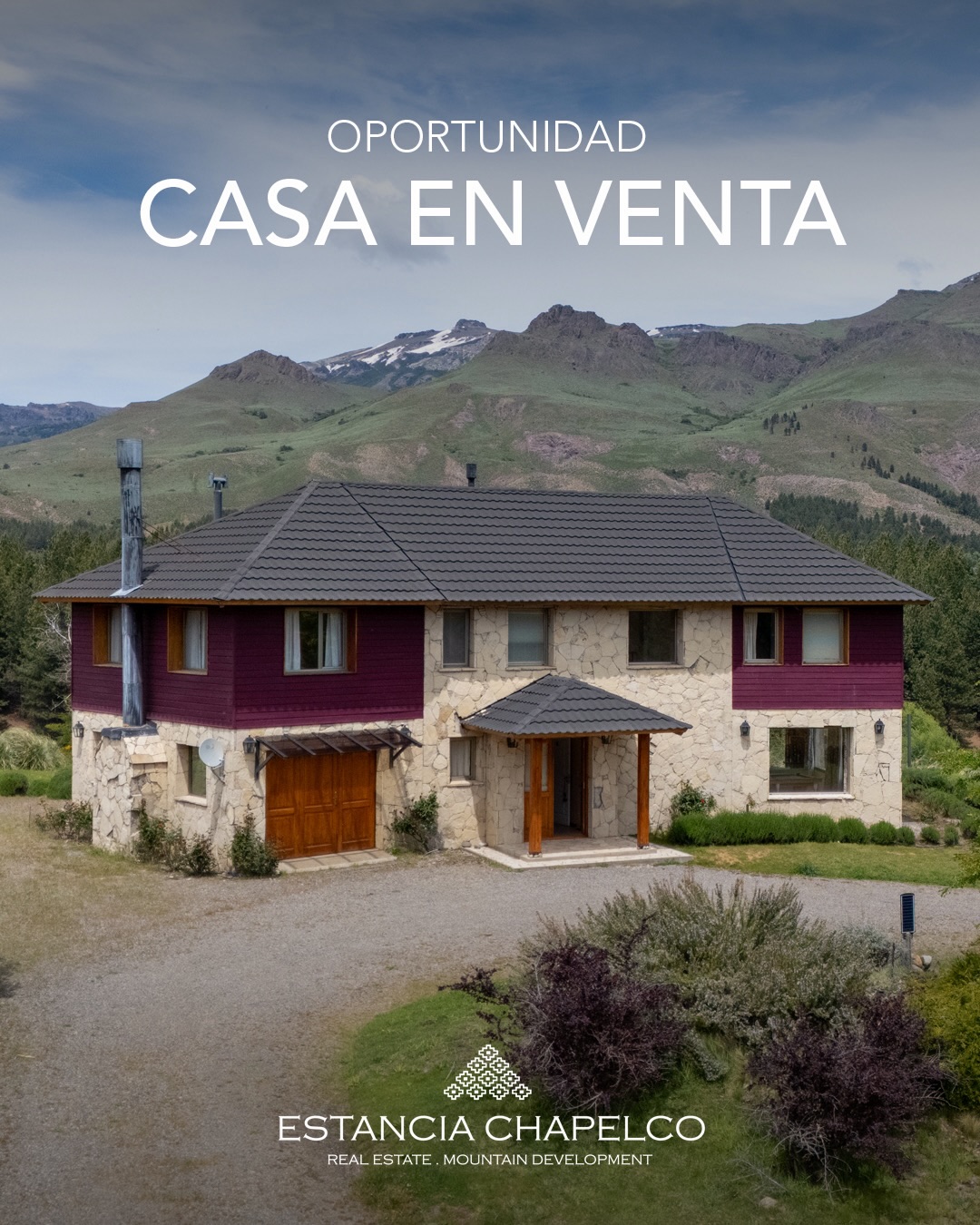 Tradicional, amplia y sólida casa en venta sobre terreno plano con imponentes vistas gracias a la doble altura en las áreas comunes de planta baja y a los balcones íntimos del primer piso.
▫️Planta baja: hall frío, cocina, comedor y living integrados más toilette. Garaje con parrilla y lavadero.
▫️En planta alta, 3 dormitorios, uno de ellos en suite. Baño completo.
▫️Cantidad de ambientes: 6
▫️Cantidad de dormitorios: 3
▫️Cantidad de baños: 2 + toilette
▫️Capacidad de alojamiento: 7 pax
📩Consultanos para más información:
info@estanciachapelco.com.ar
Estancia Chapelco, empresa desarrolladora y comercializadora de Chapelco Golf & Resort.
#estanciachapelco #casaenventa #patagoniabienesraices #sanmartindelosandes #propiedadesenventa