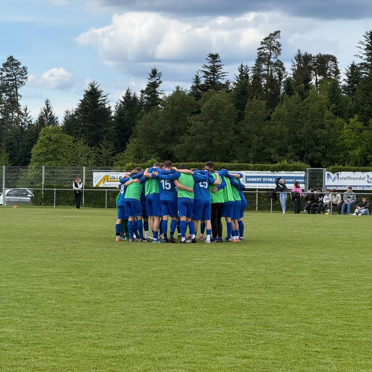 Wieder mal zeigen wir gegen ein Team, das vor uns steht in der Tabelle, eine sehr gute Leistung. Leider stehen wir am Ende durch einen Treffer in der Nachspielzeit nur mit einem Punkt da. Endstand 1:1, Torschütze Fabian Heller. ⚽️
Die Lage spitzt sich mehr und mehr zu im Kampf um den Klassenerhalt. Die direkte Konkurrenz schläft nicht und gewinnt ihre Spiele. Kommendes Wochenende ist erstmal Pause, in Stetten findet das @stettenturnier2026 statt.