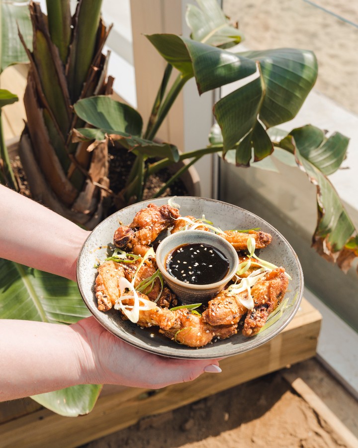 These are not the kind of wings you leave untouched.
Sticky, savoury, full of flavour and made to get hands involved from the very first bite. The sort of plate that disappears fast, especially with the sea just a few steps away 🍗🌊
Messy in the best way.
#luumabeachrestaurant #luumabeachmarbella #marbellaweekend #marbellatrip #marbellalifestyle #marbellaspain #marbellavacation #elrosariobeach