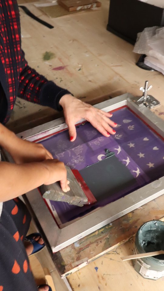 Il reste encore quelques places pour notre atelier de sérigraphie de samedi. Vous pouvez réserver votre place sur notre site, à la boutique ou en m'envoyant un mp!
.
.
.
#poussiereredesrues #serigraphie #atelier