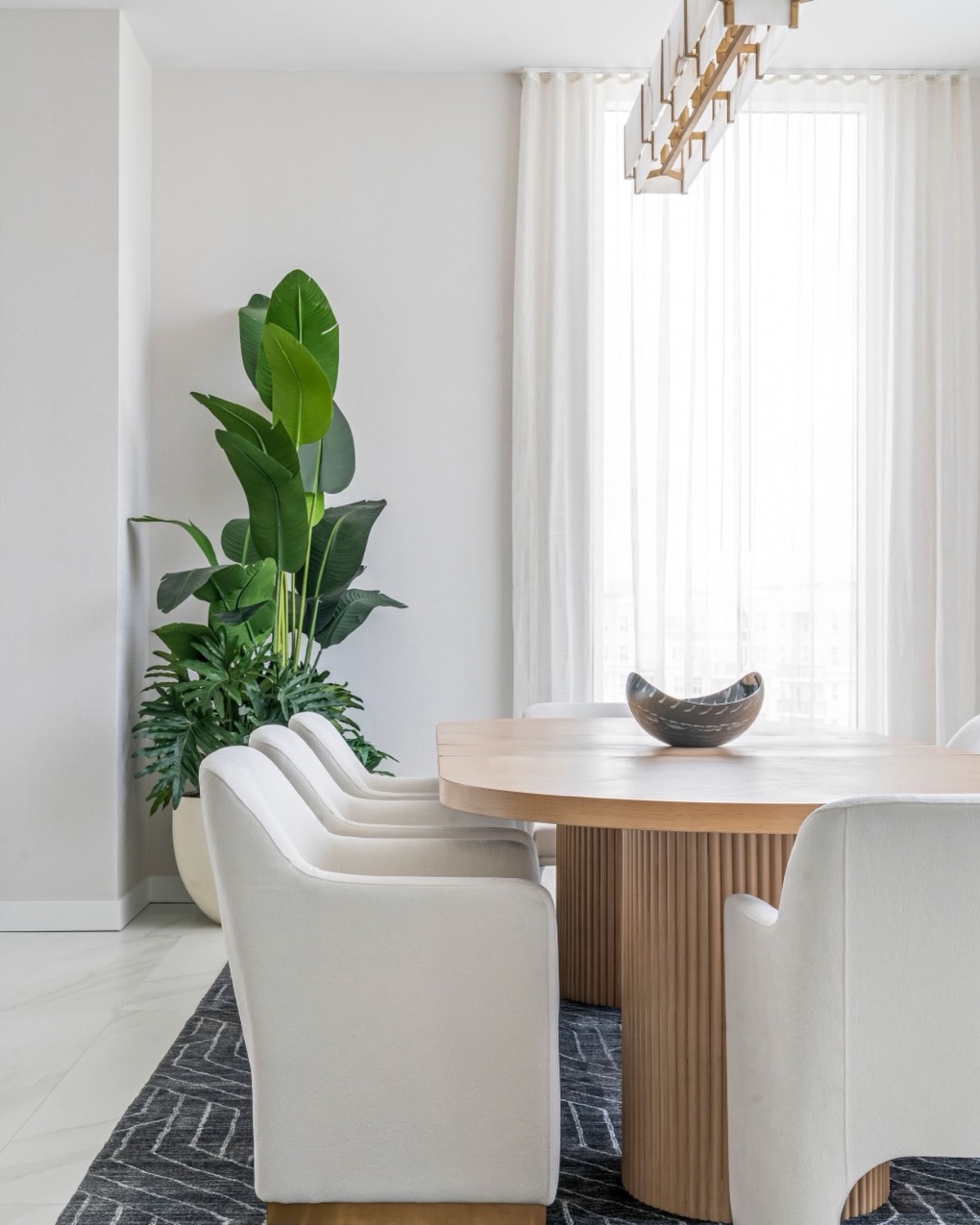 ✨A statement in simplicity ✨Clean lines, soft textures, and a palette that lets the architecture speak for itself. This dining space proves that home staging doesn’t need excess to make an impact — just thoughtful layering, timeless materials, and a refined sense of balance.
#LuxuryHomeStaging #InteriorStyling #ModernLuxury #DiningRoomDesign #REHInteriors @reh.interiors