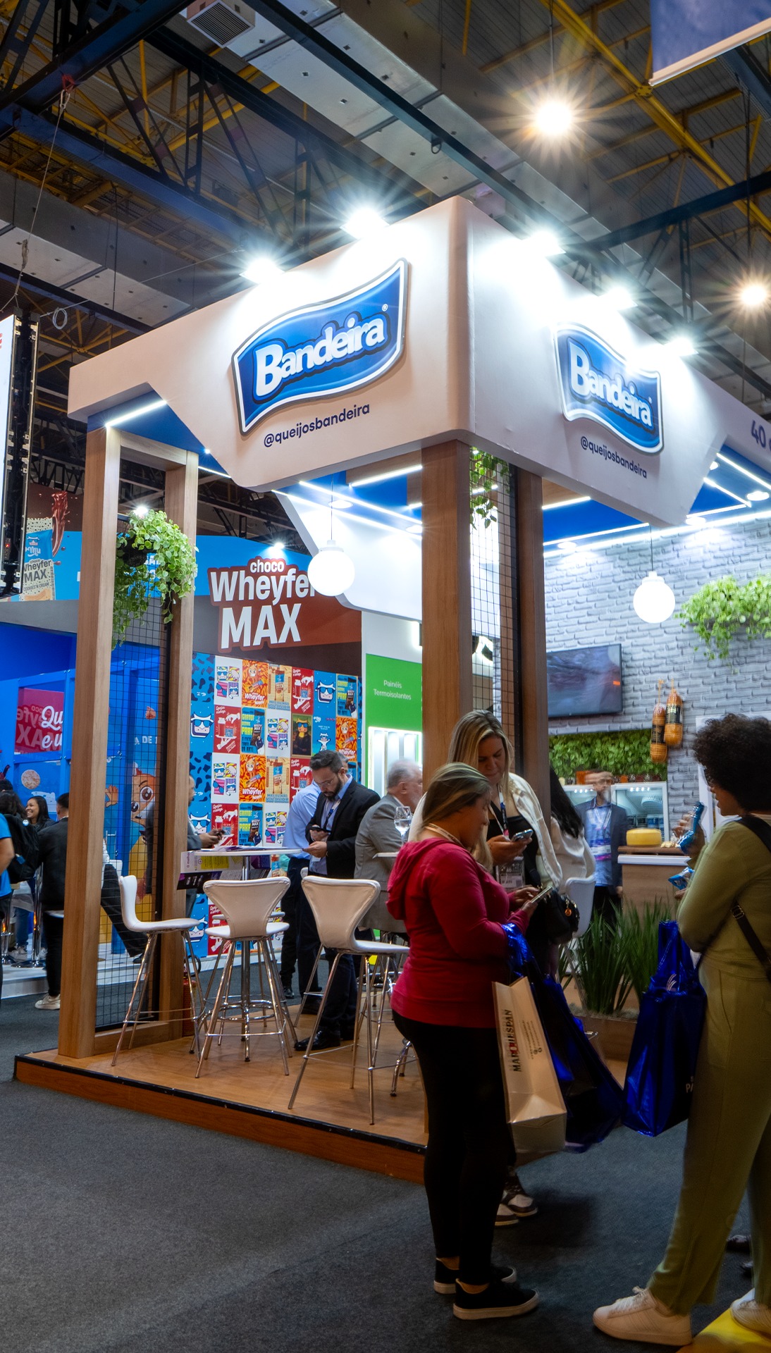 Queijos Bandeira na APAS SHOW pela primeira vez! 🧀
A APAS é o maior evento de alimentos e bebidas das Américas, e a gente chegou com tudo para fazer parte dessa história.
Por aqui, são dias de muito networking, novidades e, claro, muito queijo bom. A gente tá animado demais pra mostrar de perto tudo o que a gente faz com qualidade, sabor e aquele carinho de sempre.
O evento vai até quinta-feira, dia 21, em São Paulo, e se você tiver por lá, a gente quer te ver aqui! Vem conhecer o nosso espaço e viver a experiência Queijos Bandeira do jeitinho que ela merece. 💛