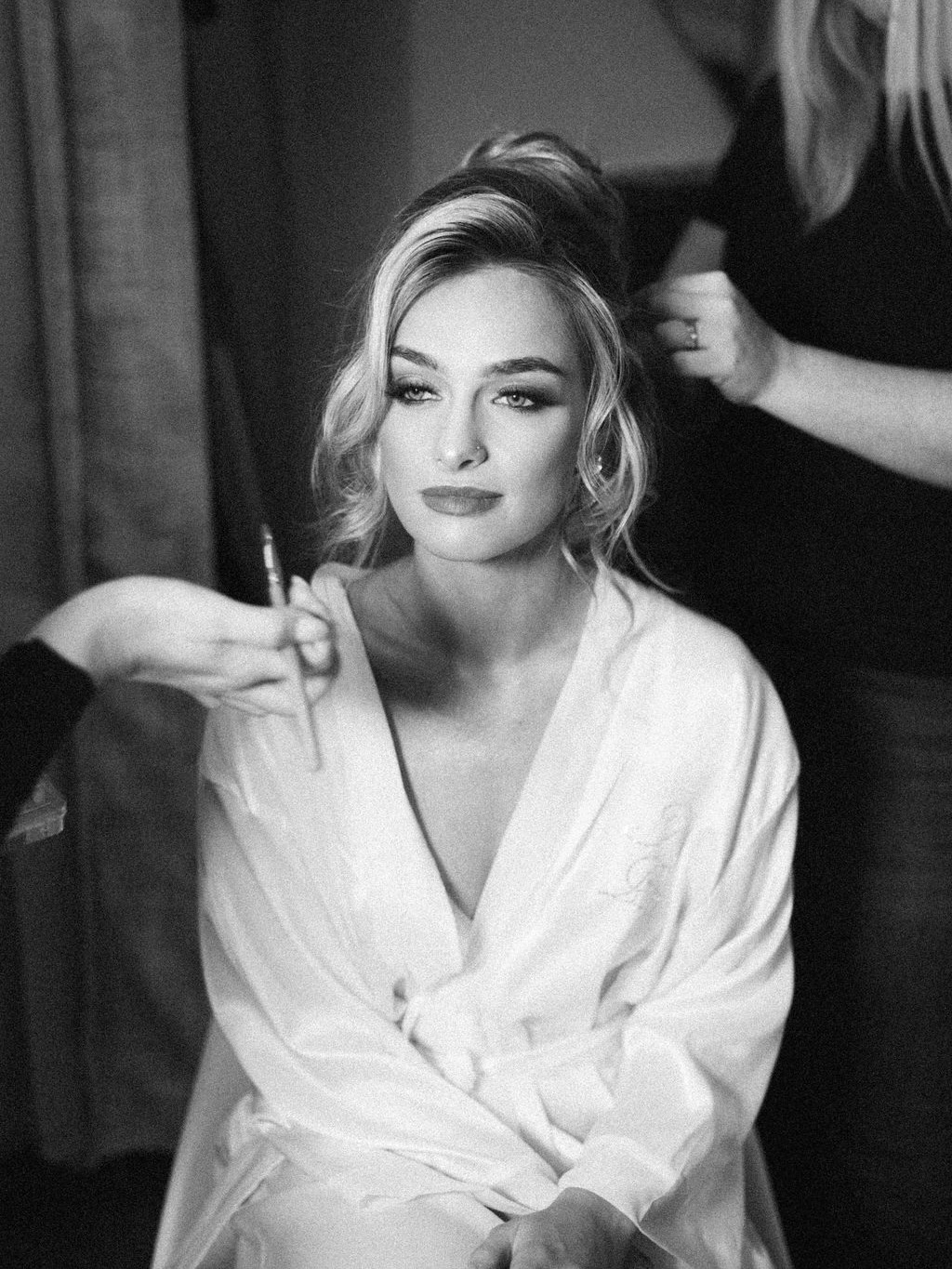 A whisper of 1940s film noir 🖤..
Behind the scenes at @twentytwobridal, creating smoked out, smouldering bridal glamour with @shesaidyesbridalhair on beautiful @ellenathebride.
Captured by @megmariphotography
Accessories @nicholls.jewellery.
