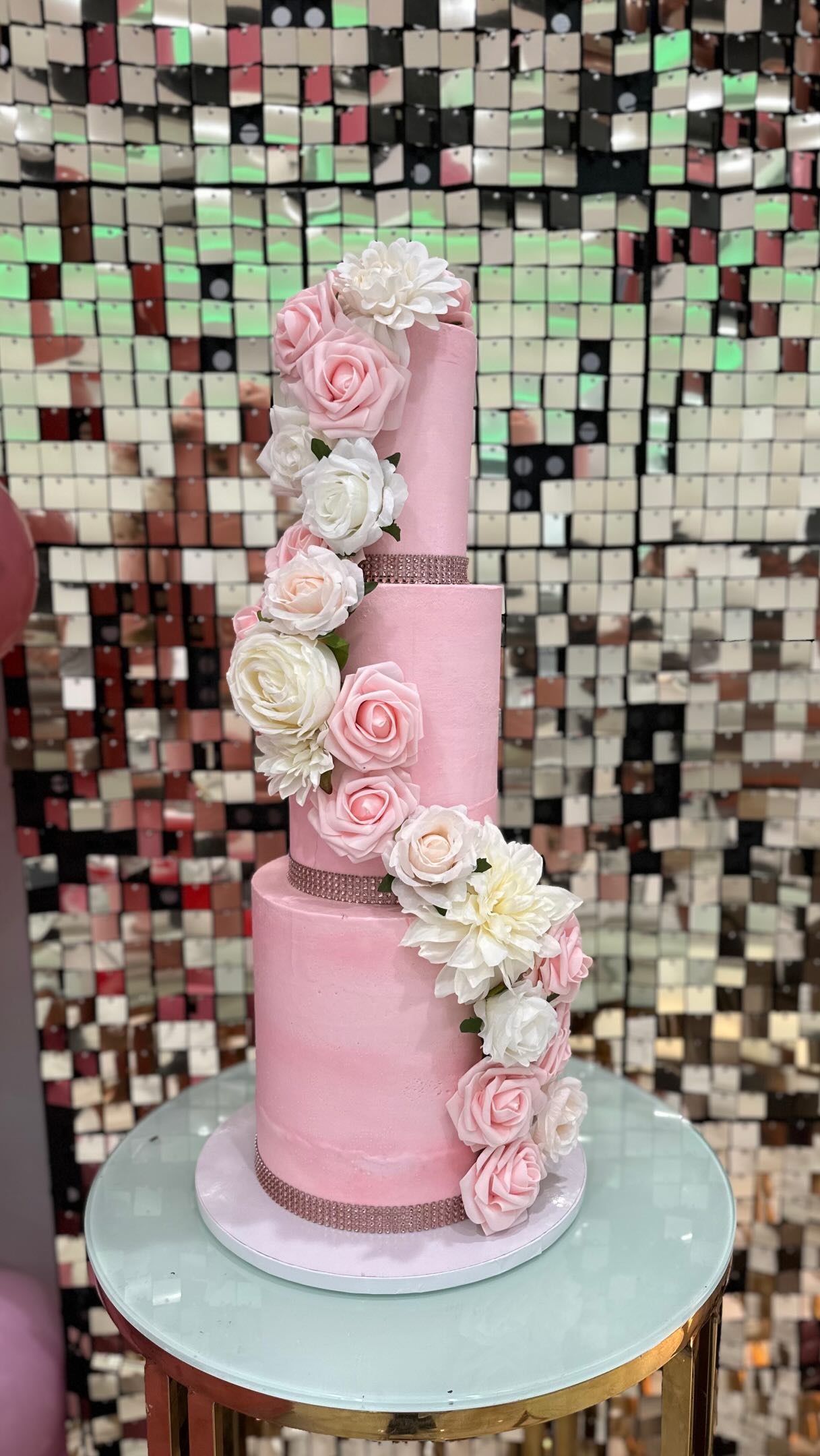 Come be the men these ladies need so I have more wedding cake orders π
π©·π