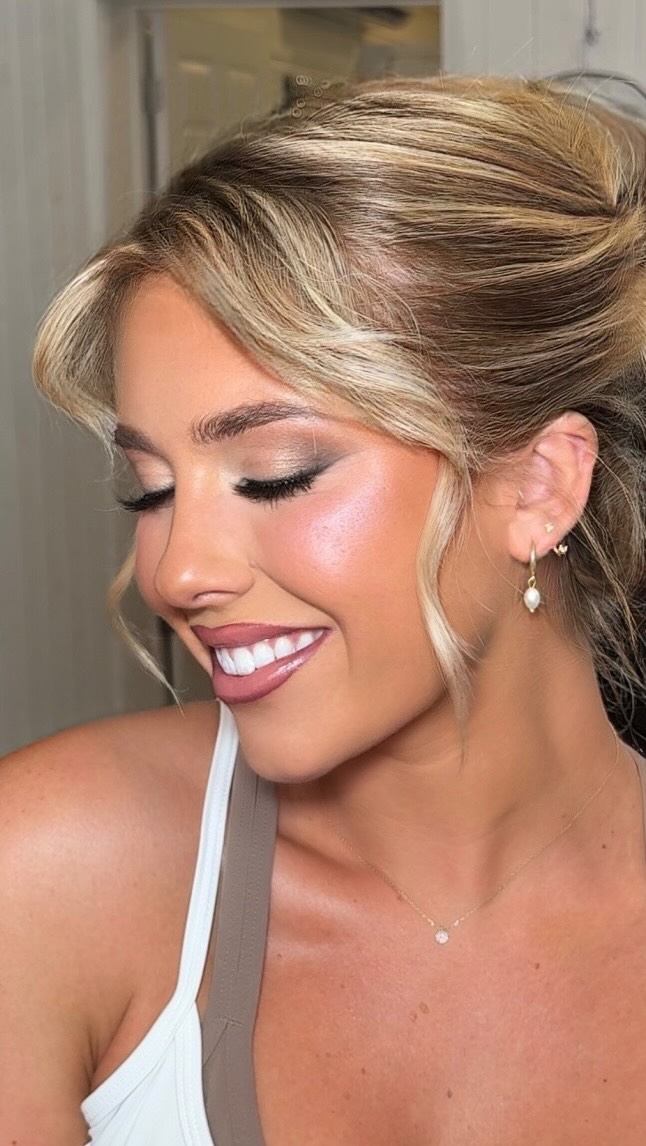 The difference between “pretty makeup” and a REAL full glam?
It’s not piling on product.
It’s knowing exactly how to sculpt the face, lift the eyes, balance the skin, and place every detail with intention so the final result gives: expensive, camera-ready confidence 😮💨✨
💌Booking link in my bio!!
•
•
•
Rep @give.me.glam
•
#naplesmakeupartist #sarasotamakeupartist #swflmakeupartist #bridalmakeupinspo #destinationmakeupartist